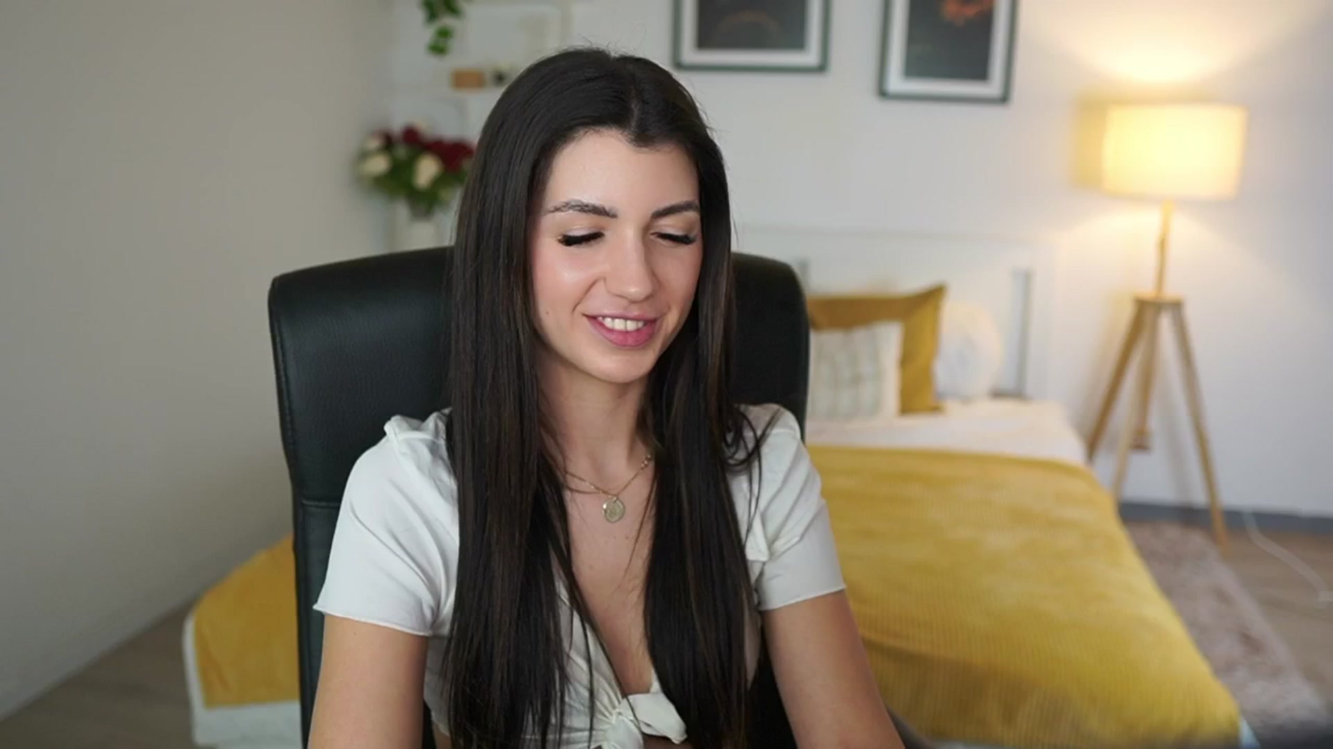 Gallery image thumbnail from Julia_Roca's myfreecams stream on, 05/05/2025, 23:07 image 17 of 20