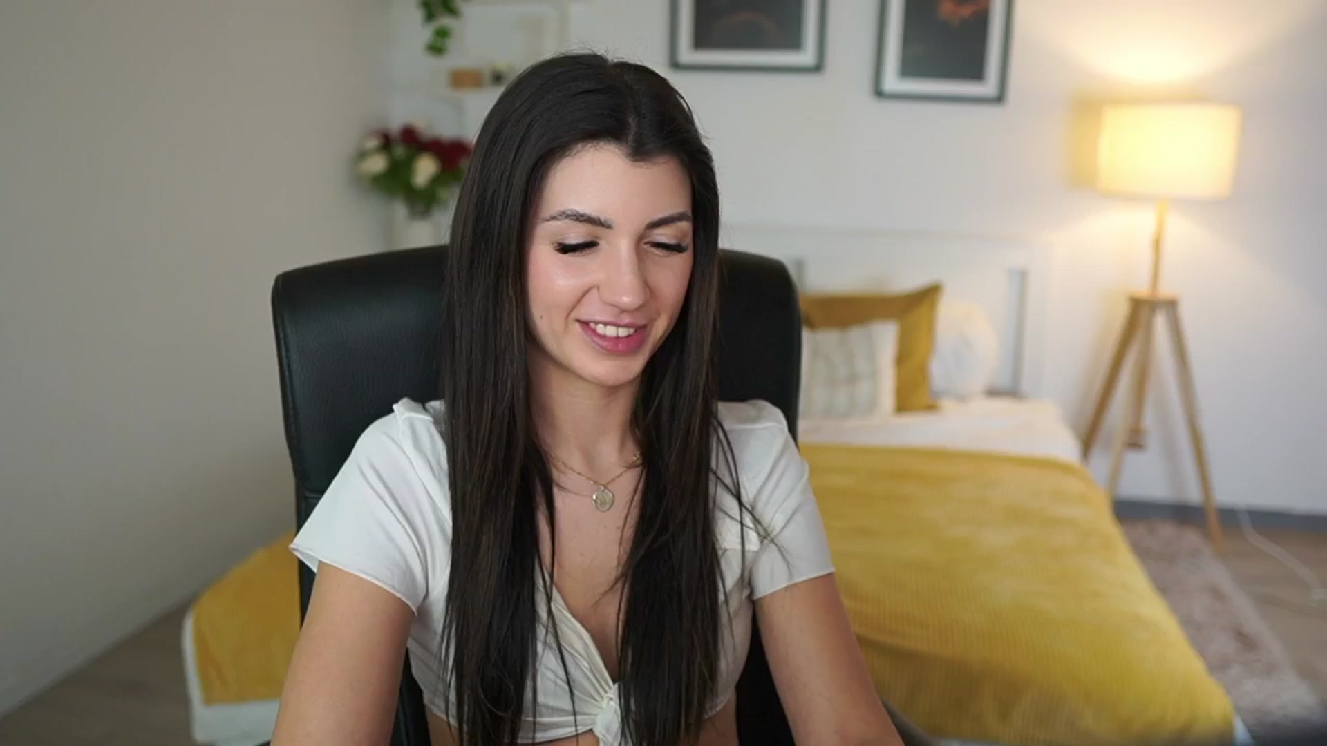 Gallery image thumbnail from Julia_Roca's myfreecams stream on, 05/05/2025, 23:07 image 14 of 20