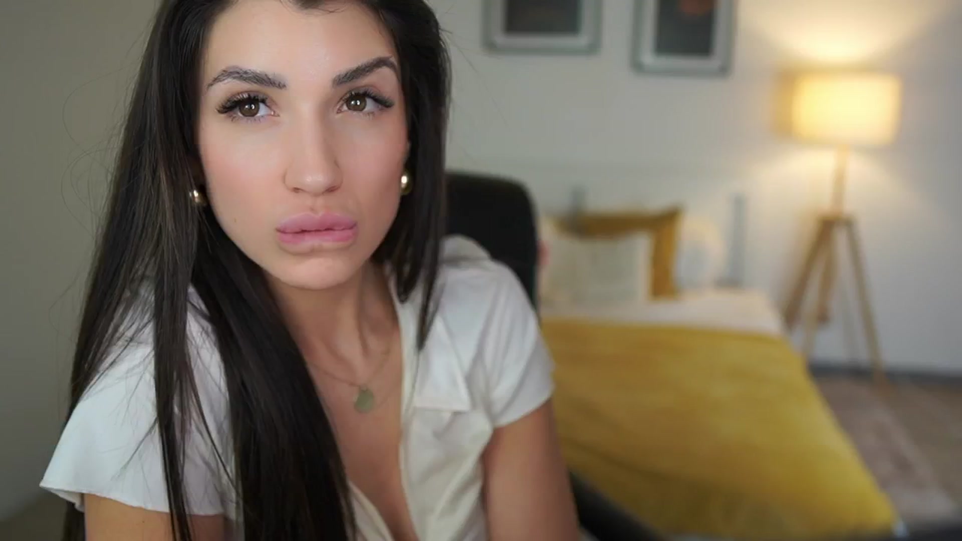 Gallery image thumbnail from Julia_Roca's myfreecams stream on, 05/05/2025, 23:07 image 19 of 20