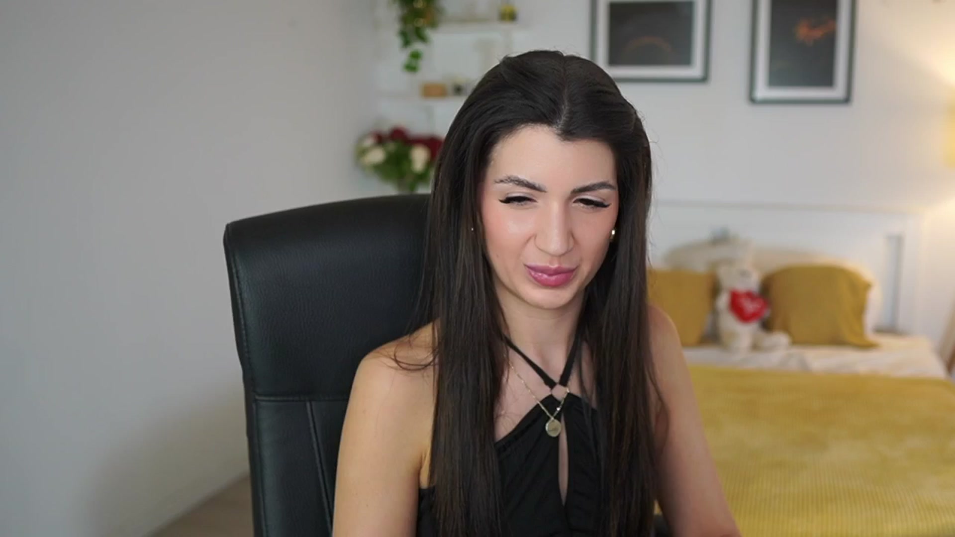 Gallery image thumbnail from Julia_Roca's myfreecams stream on, 05/06/2025, 19:31 image 3 of 20