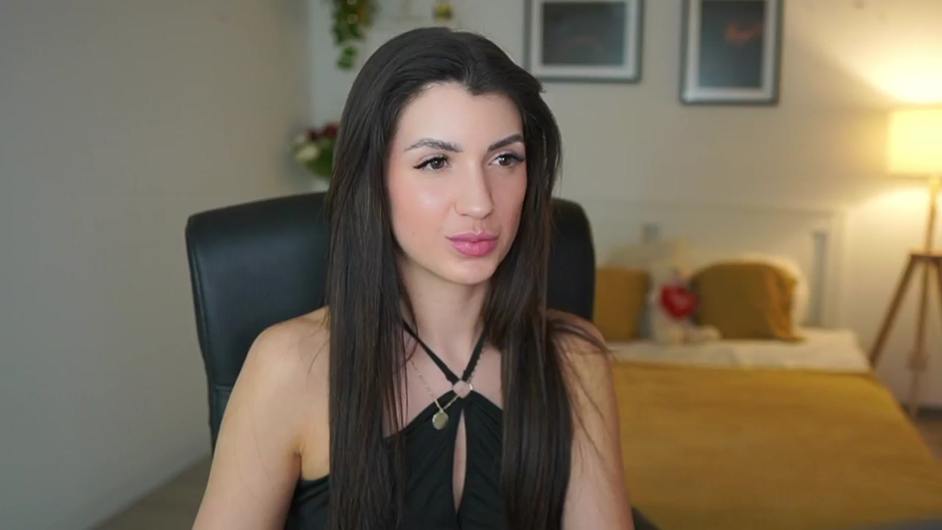 Gallery image thumbnail from Julia_Roca's myfreecams stream on, 05/06/2025, 19:31 image 9 of 20