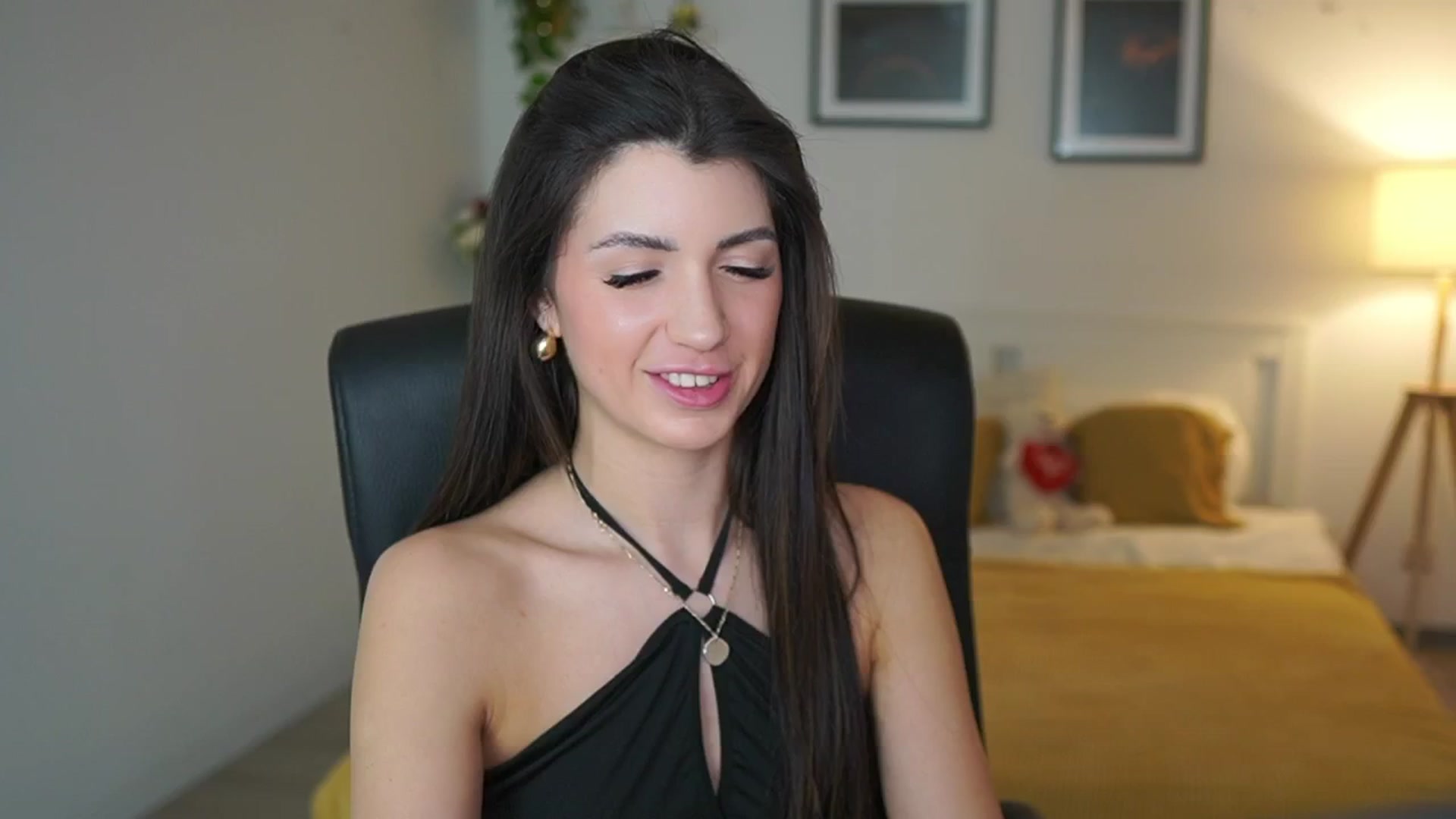 Gallery image thumbnail from Julia_Roca's myfreecams stream on, 05/06/2025, 19:31 image 12 of 20