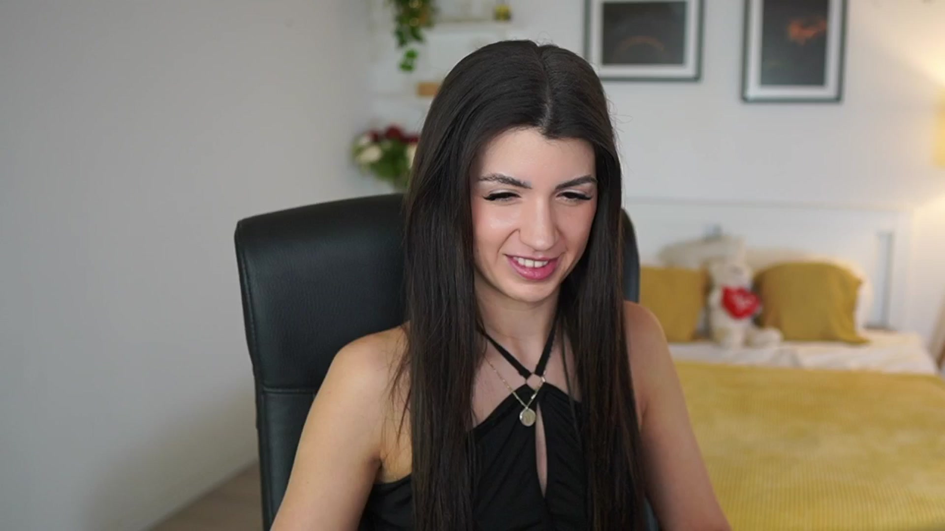 Gallery image thumbnail from Julia_Roca's myfreecams stream on, 05/06/2025, 19:31 image 1 of 20