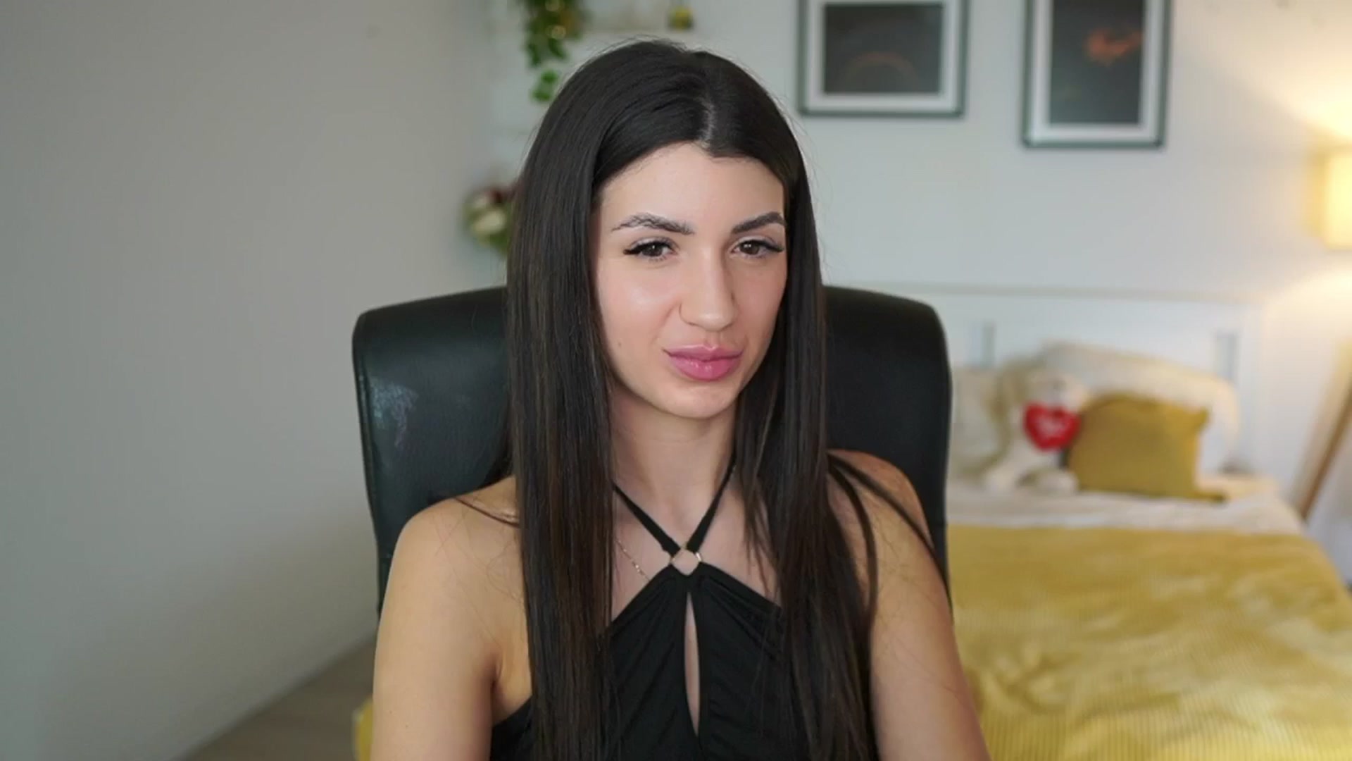 Gallery image thumbnail from Julia_Roca's myfreecams stream on, 05/06/2025, 23:56 image 9 of 20