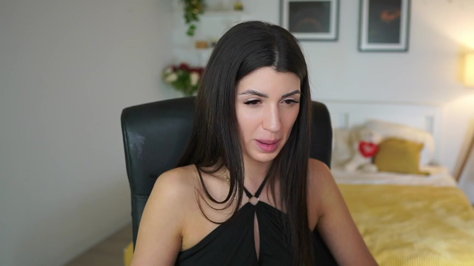 Gallery image thumbnail from Julia_Roca's myfreecams stream on, 05/06/2025, 23:56 image 12 of 20
