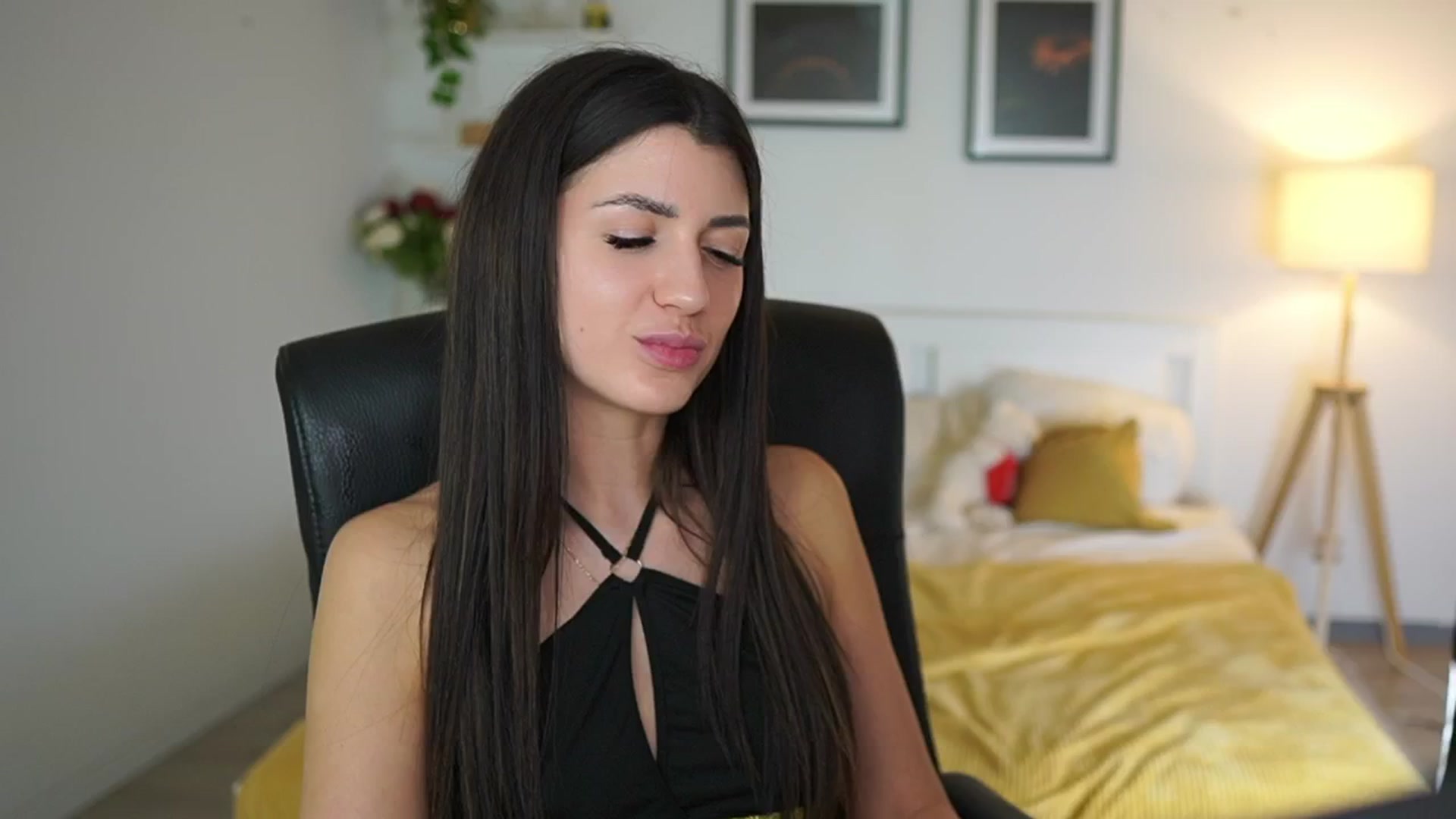 Gallery image thumbnail from Julia_Roca's myfreecams stream on, 05/06/2025, 23:56 image 18 of 20