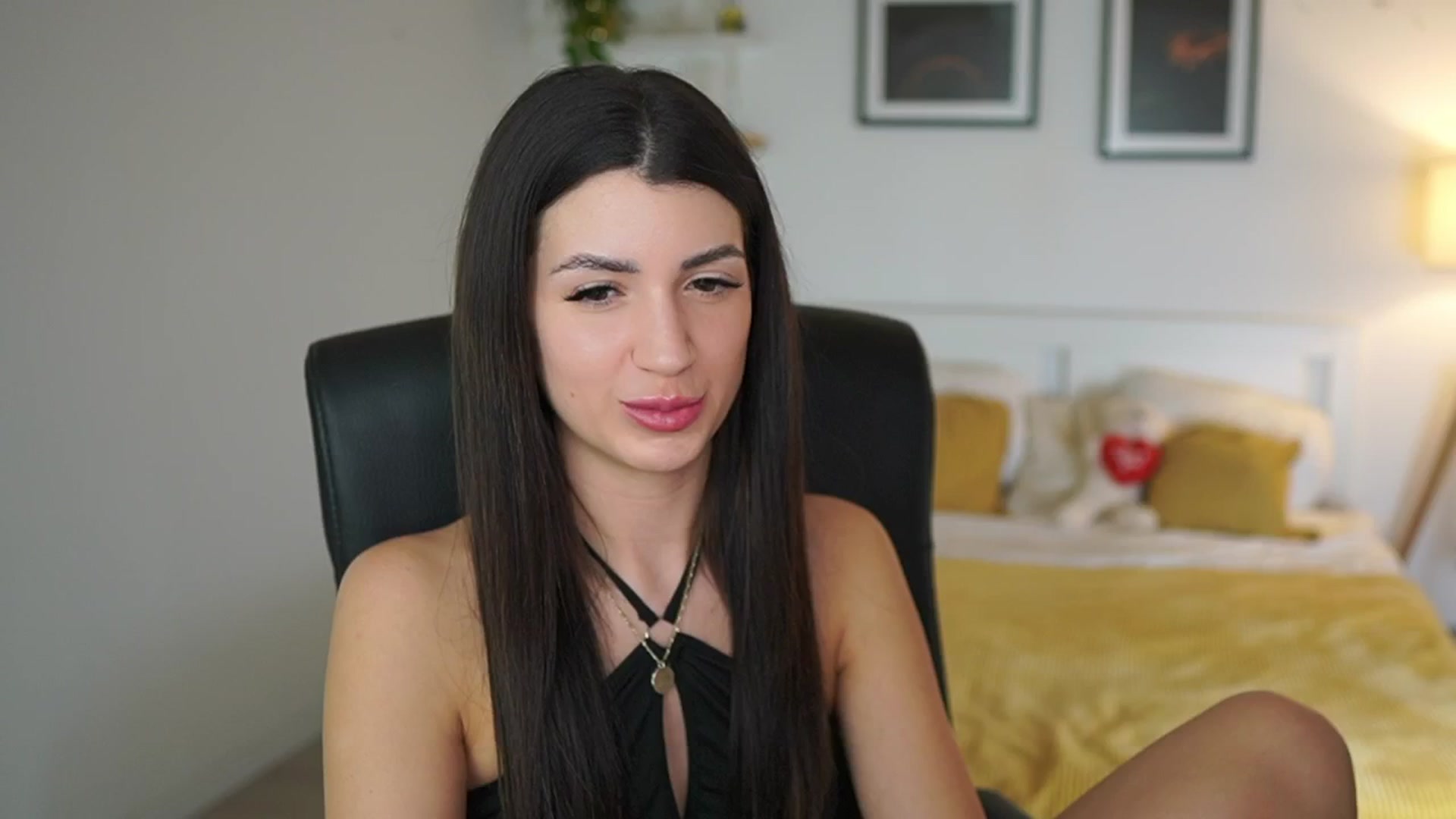 Gallery image thumbnail from Julia_Roca's myfreecams stream on, 05/06/2025, 23:56 image 1 of 20