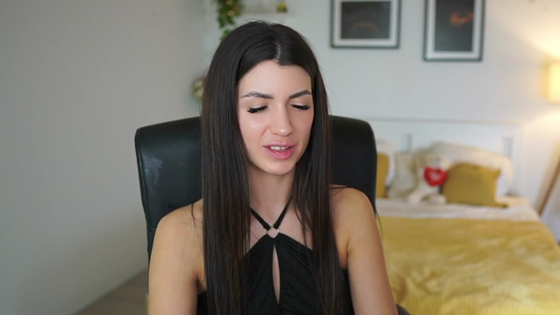 Gallery image thumbnail from Julia_Roca's myfreecams stream on, 05/06/2025, 23:56 image 11 of 20