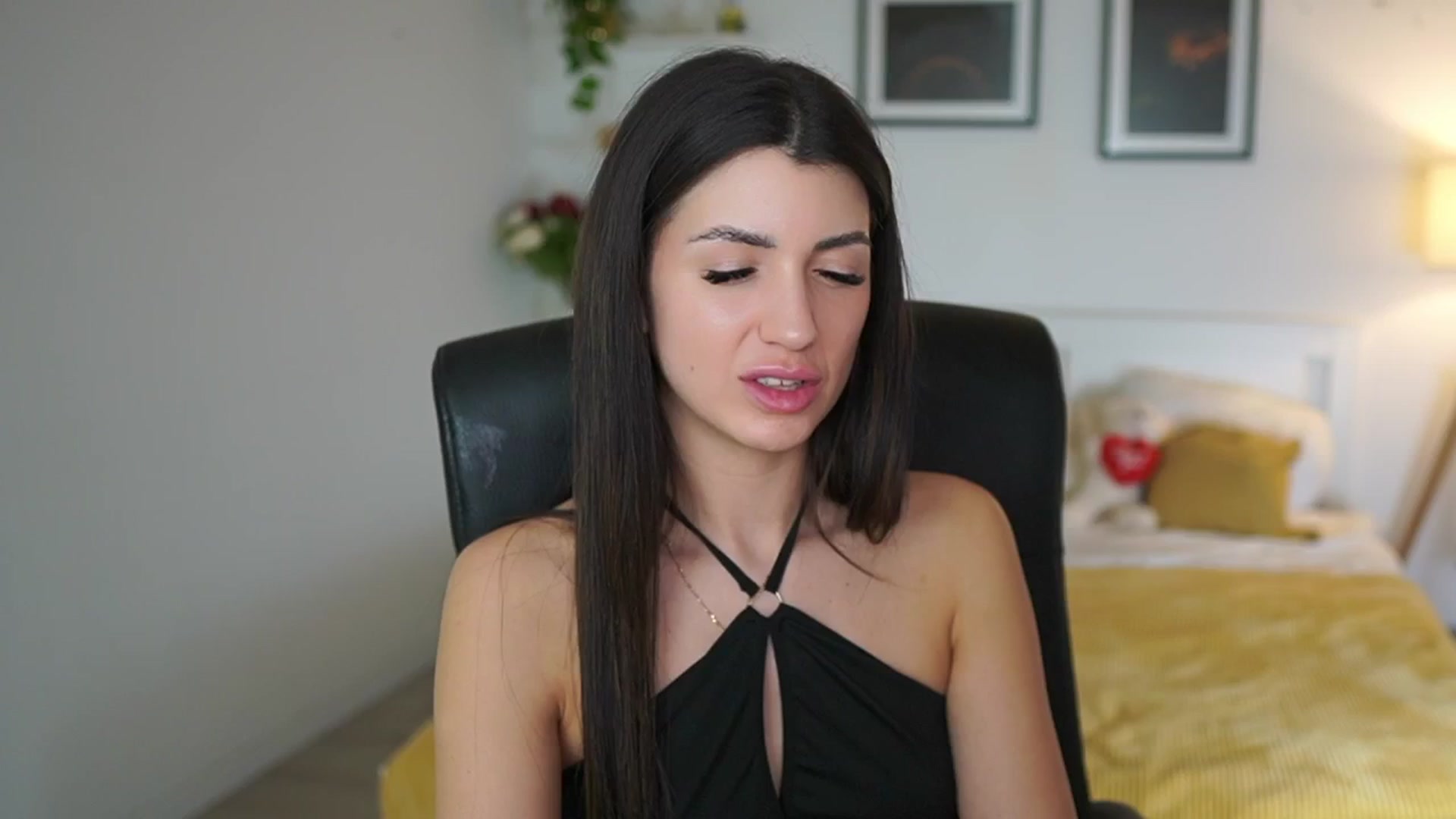 Gallery image thumbnail from Julia_Roca's myfreecams stream on, 05/06/2025, 23:56 image 7 of 20