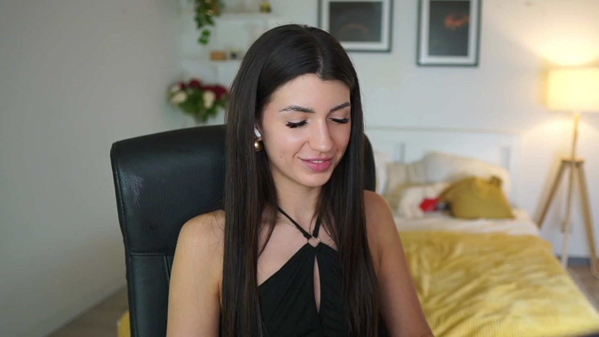 Gallery image thumbnail from Julia_Roca's myfreecams stream on, 05/06/2025, 23:56 image 20 of 20