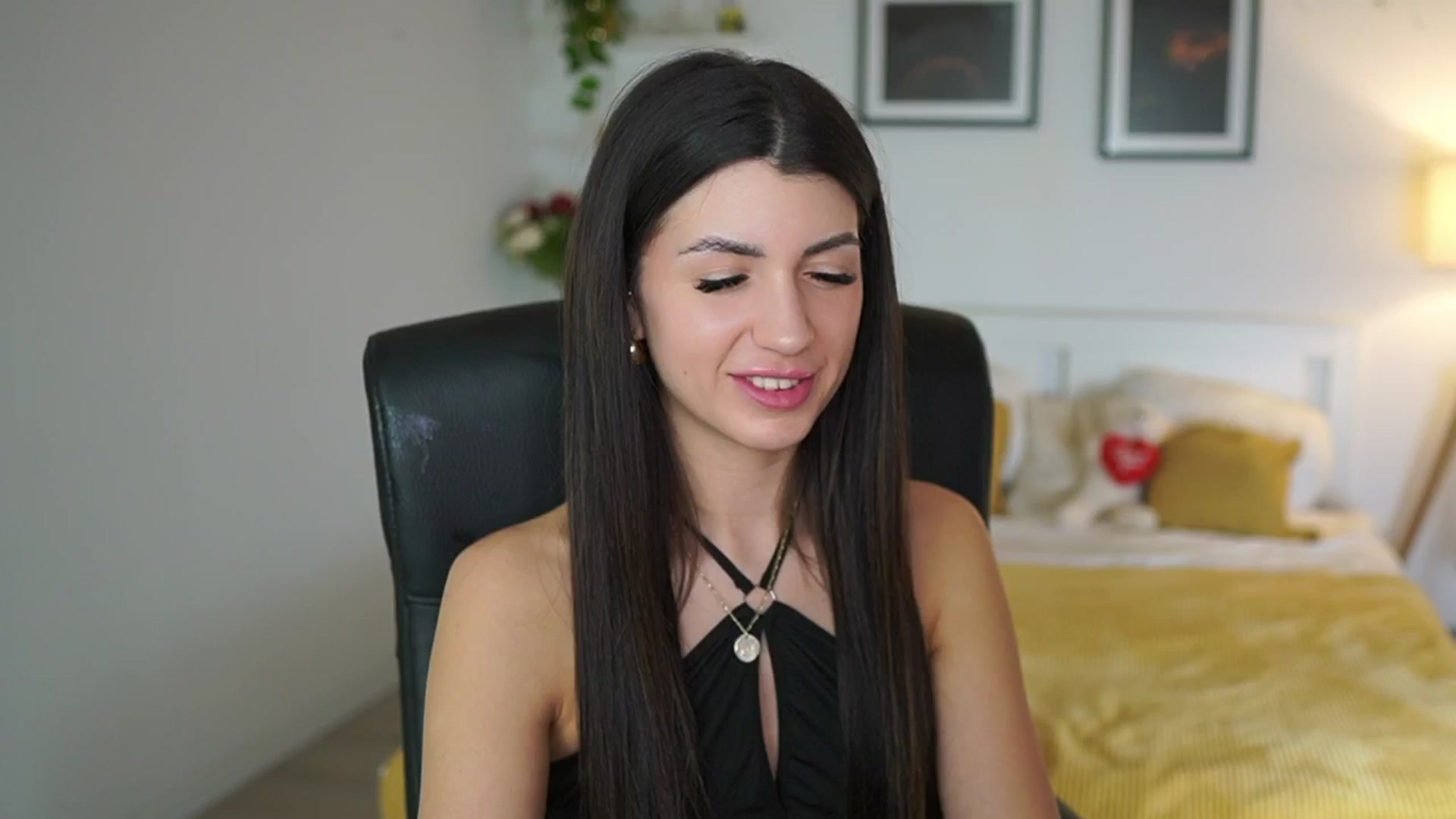 Gallery image thumbnail from Julia_Roca's myfreecams stream on, 05/06/2025, 23:56 image 4 of 20