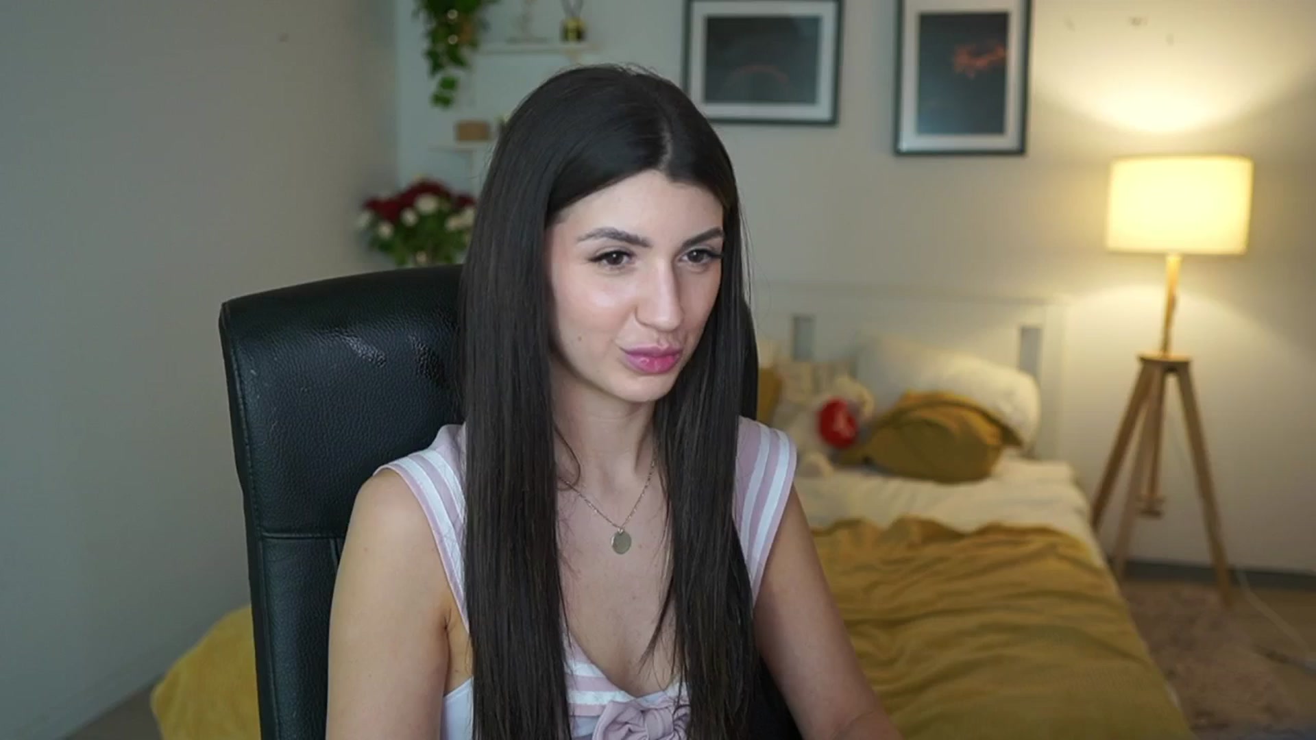 Gallery image thumbnail from Julia_Roca's myfreecams stream on, 05/07/2025, 22:09 image 18 of 20