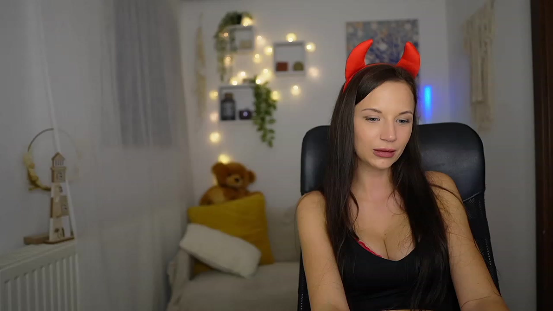 Gallery image thumbnail from Julia_W's myfreecams stream on, 10/31/2023, 21:02 image 11 of 20