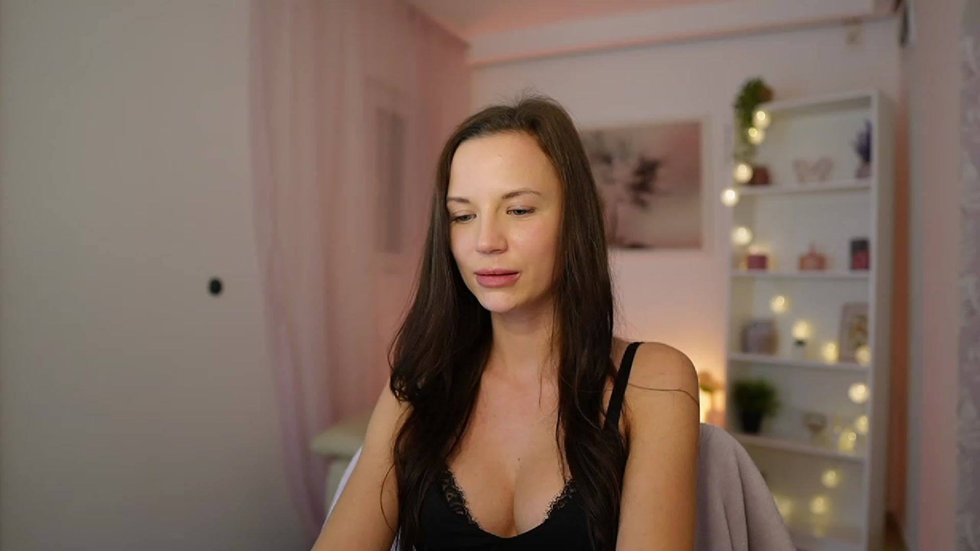 Gallery image thumbnail from Julia_W's myfreecams stream on, 12/08/2023, 16:44 image 6 of 20
