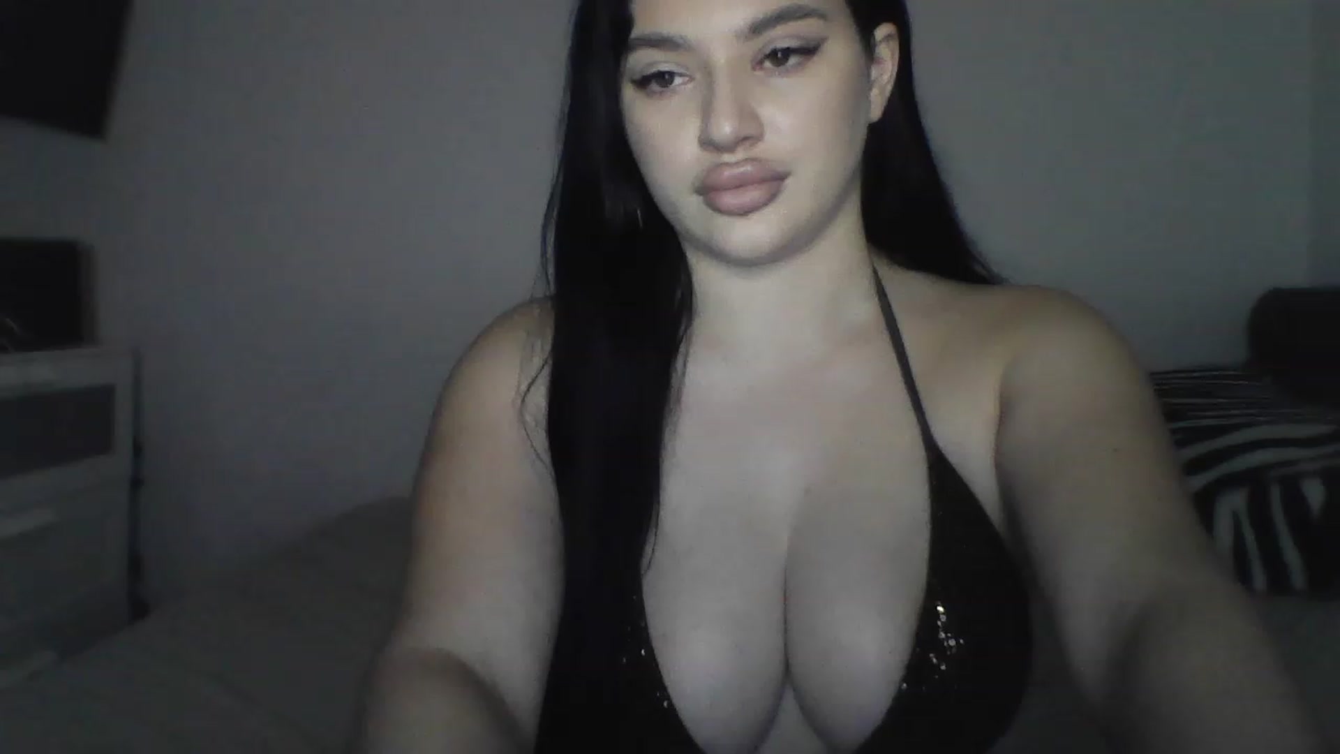 Gallery image thumbnail from Julia____'s myfreecams stream on, 12/15/2022, 22:24 image 17 of 20