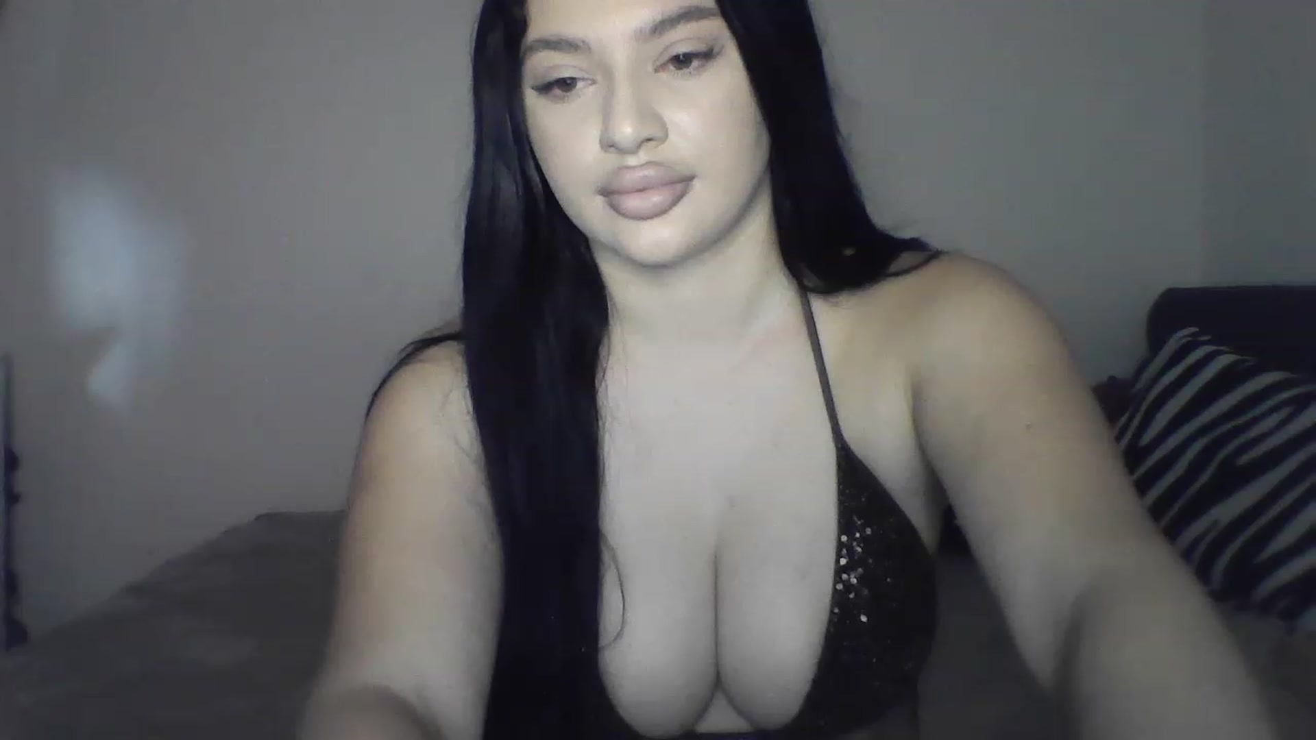 Gallery image thumbnail from Julia____'s myfreecams stream on, 12/17/2022, 07:44 image 16 of 20