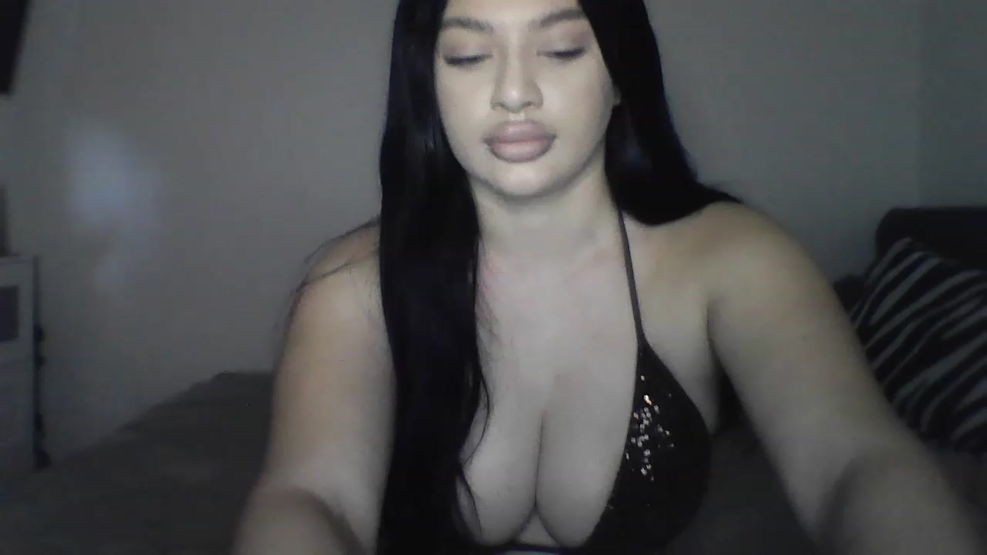 Gallery image thumbnail from Julia____'s myfreecams stream on, 12/17/2022, 07:44 image 3 of 20