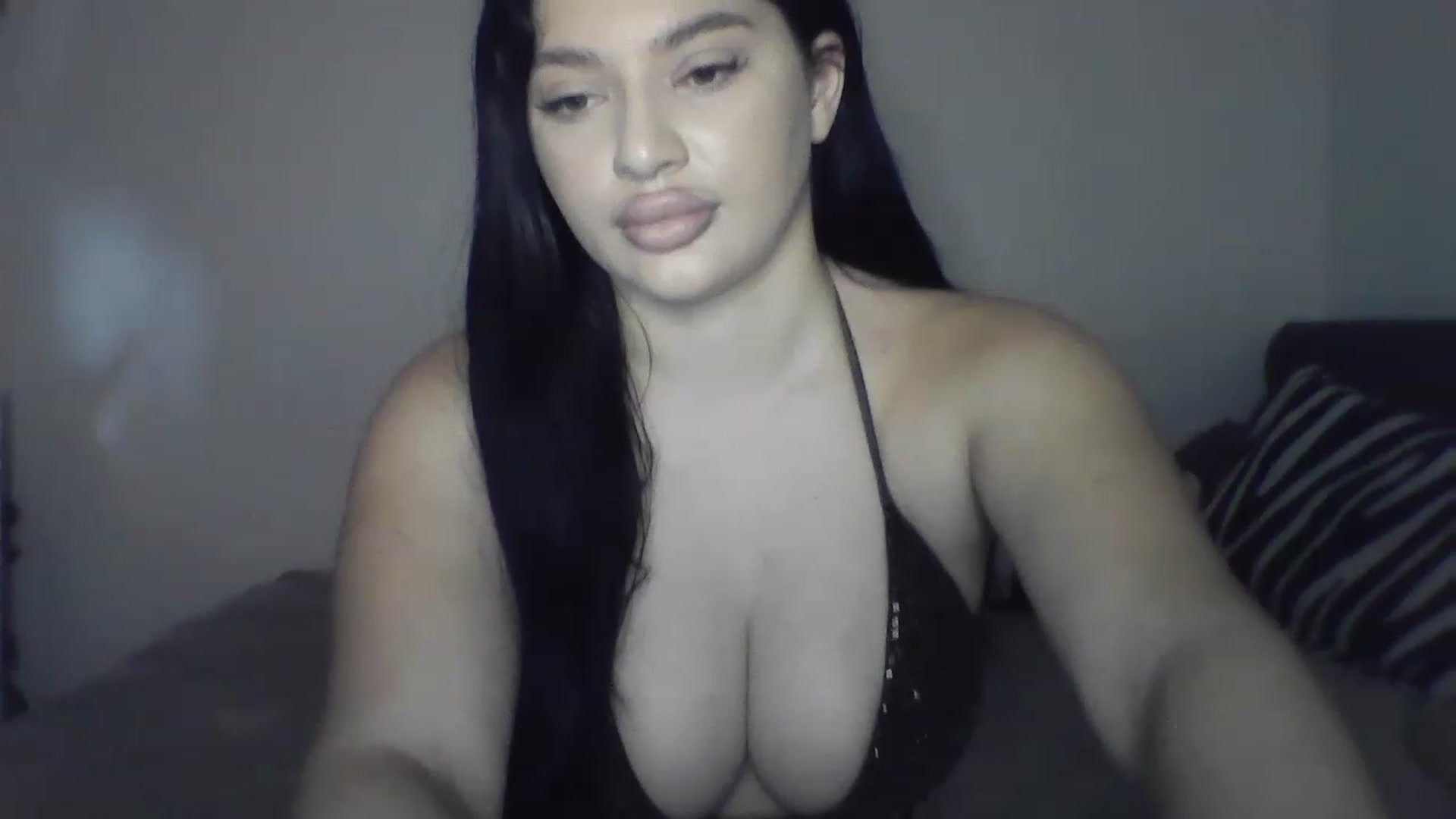 Gallery image thumbnail from Julia____'s myfreecams stream on, 12/17/2022, 07:44 image 19 of 20