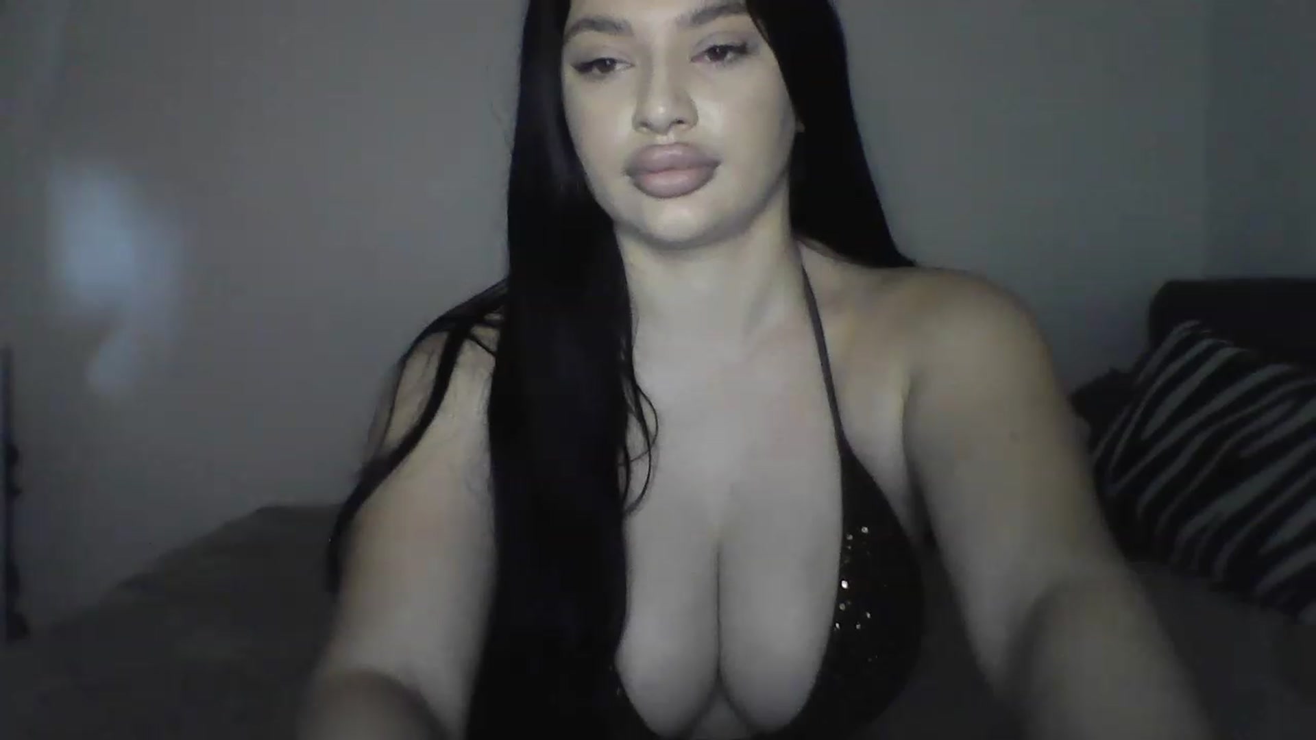 Gallery image thumbnail from Julia____'s myfreecams stream on, 12/17/2022, 07:44 image 10 of 20