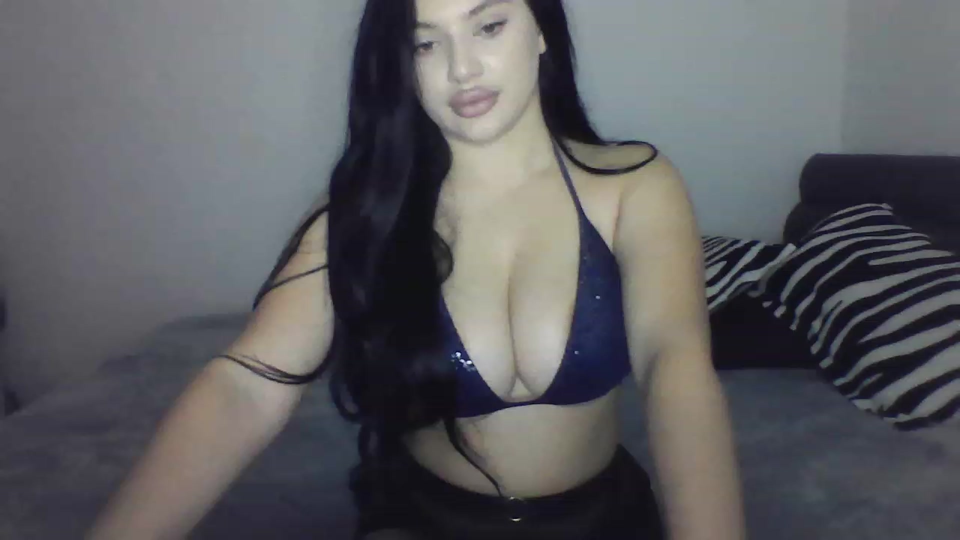 Gallery image thumbnail from Julia____'s myfreecams stream on, 12/20/2022, 20:12 image 10 of 20