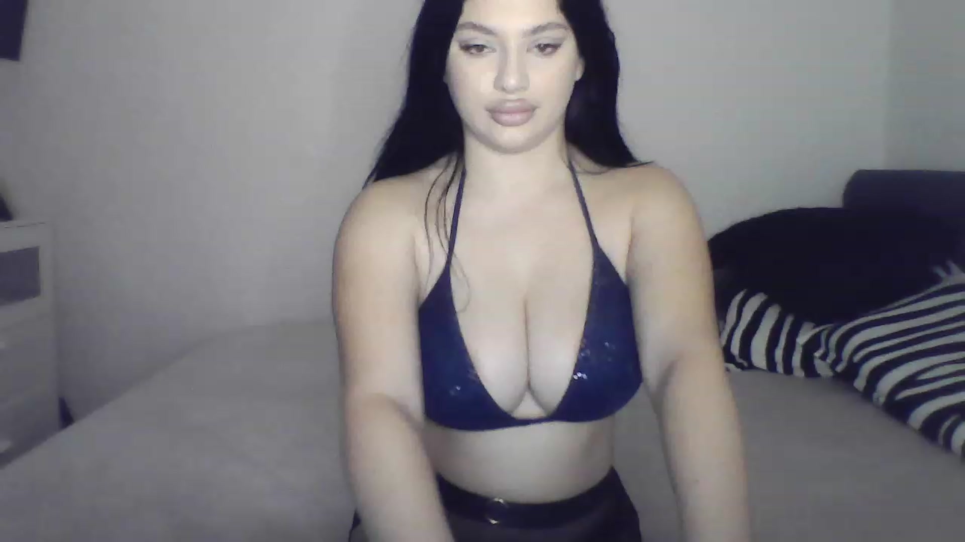 Gallery image thumbnail from Julia____'s myfreecams stream on, 12/22/2022, 17:40 image 16 of 20