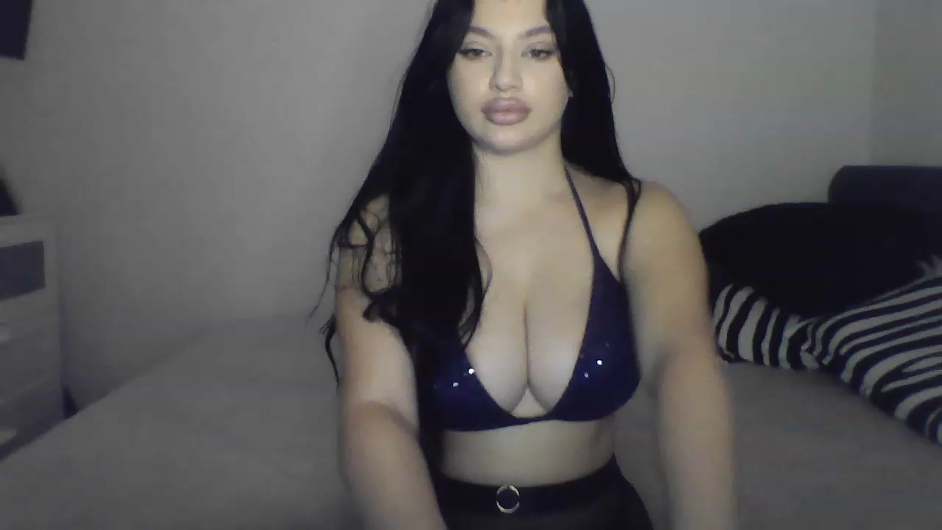 Gallery image thumbnail from Julia____'s myfreecams stream on, 12/22/2022, 17:40 image 4 of 20