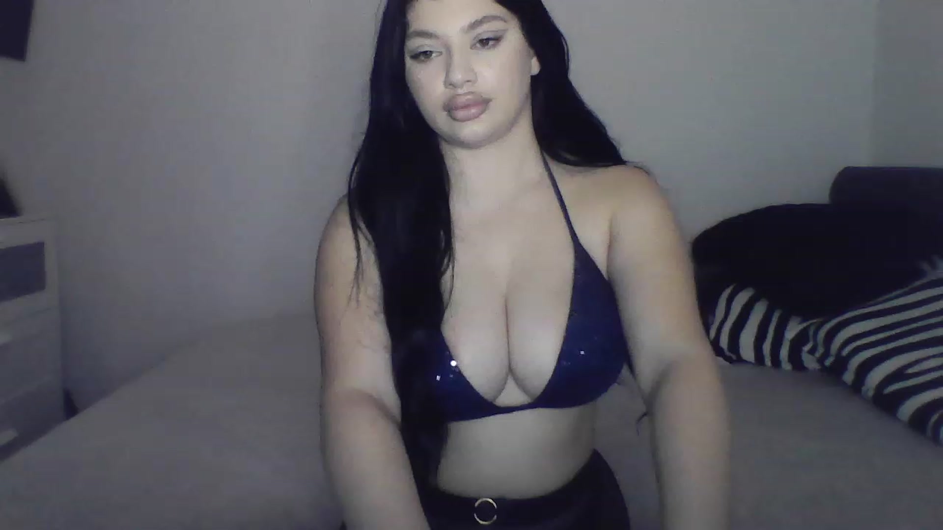 Gallery image thumbnail from Julia____'s myfreecams stream on, 12/22/2022, 17:40 image 1 of 20