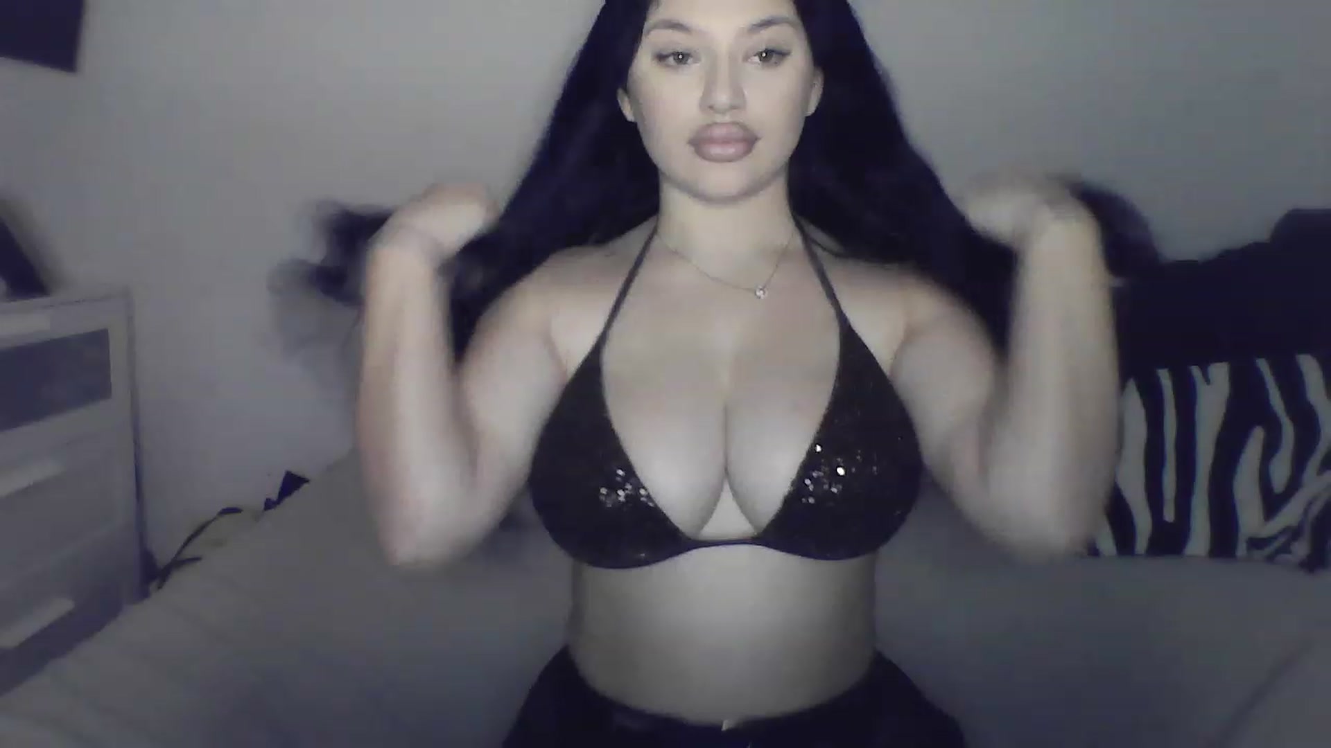 Gallery image thumbnail from Julia____'s myfreecams stream on, 01/26/2023, 17:32 image 16 of 20