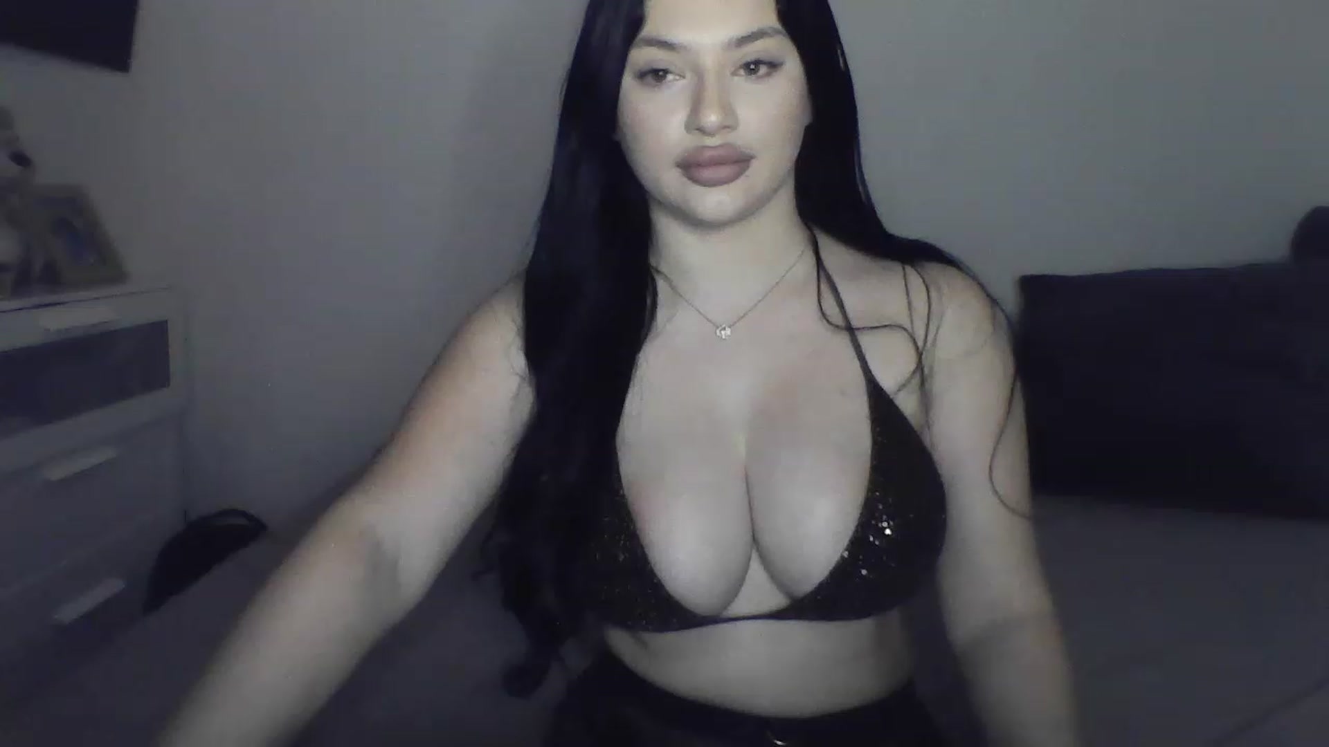 Gallery image thumbnail from Julia____'s myfreecams stream on, 02/04/2023, 18:02 image 17 of 20
