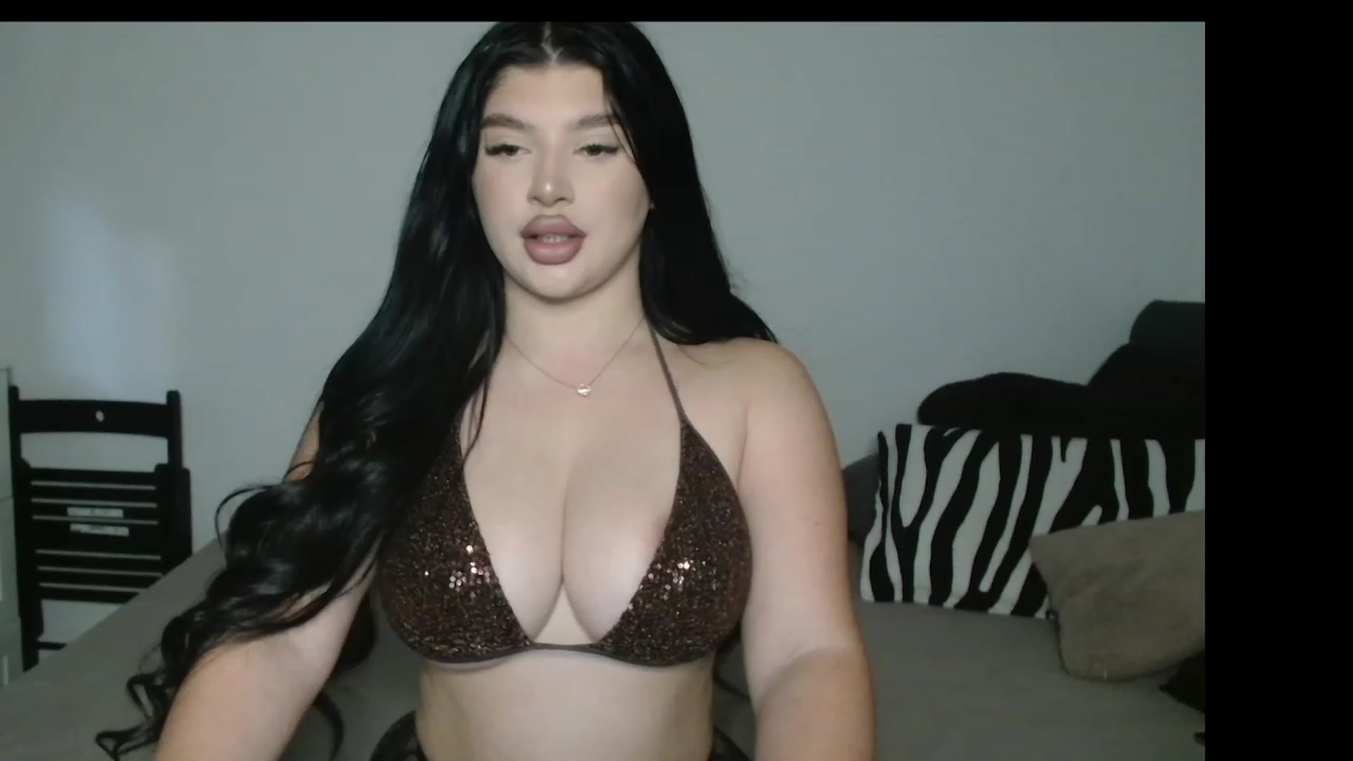 Gallery image thumbnail from Julia____'s myfreecams stream on, 05/03/2023, 17:03 image 16 of 20