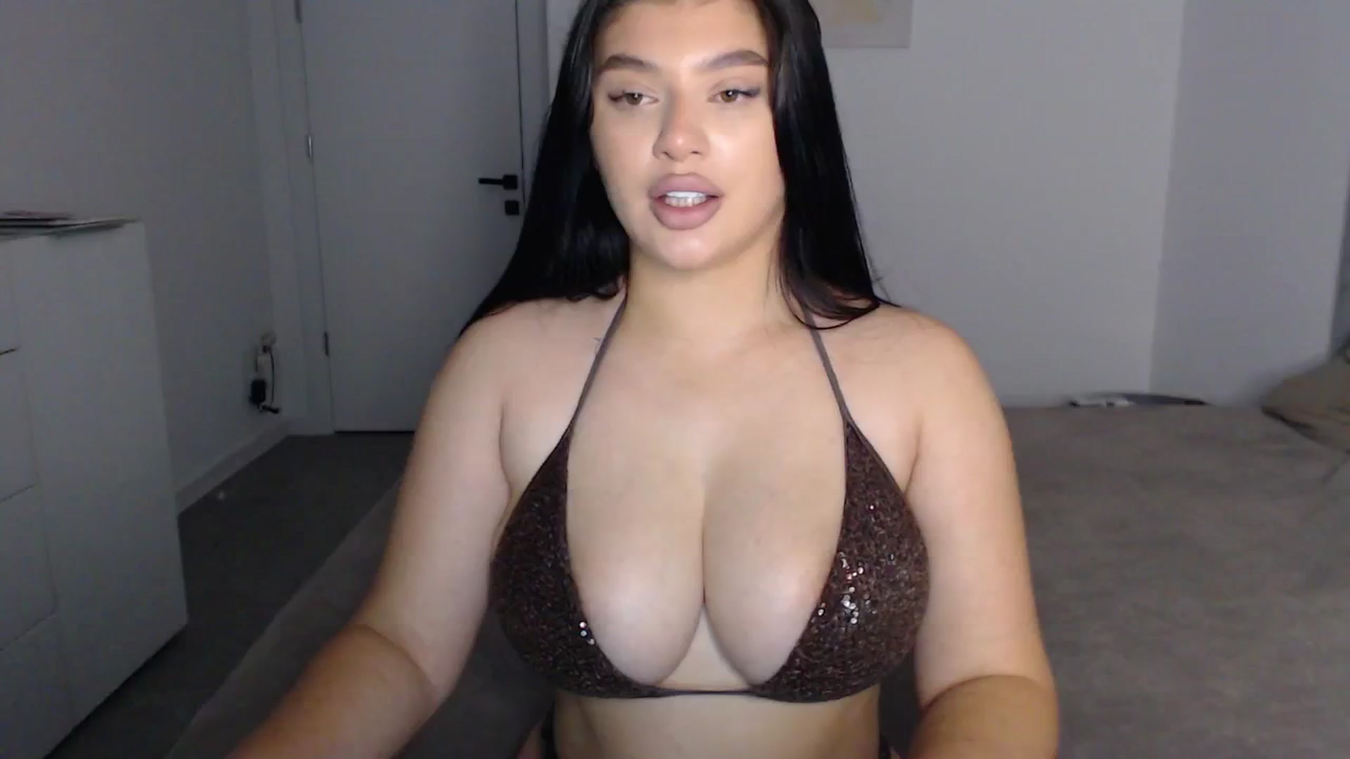 Gallery image thumbnail from Julia____'s myfreecams stream on, 10/20/2024, 21:04 image 6 of 20