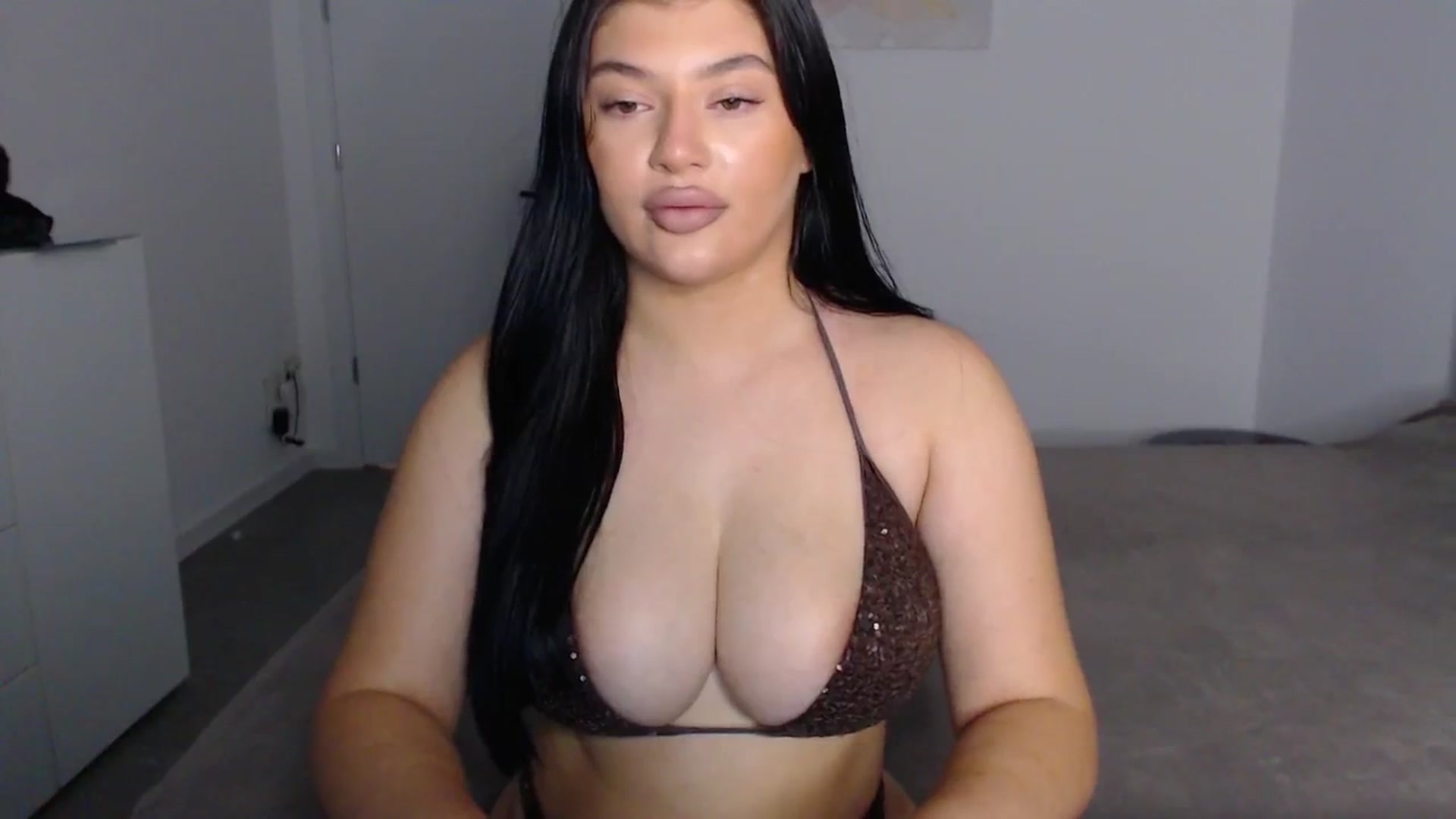 Gallery image thumbnail from Julia____'s myfreecams stream on, 10/27/2024, 17:26 image 15 of 20
