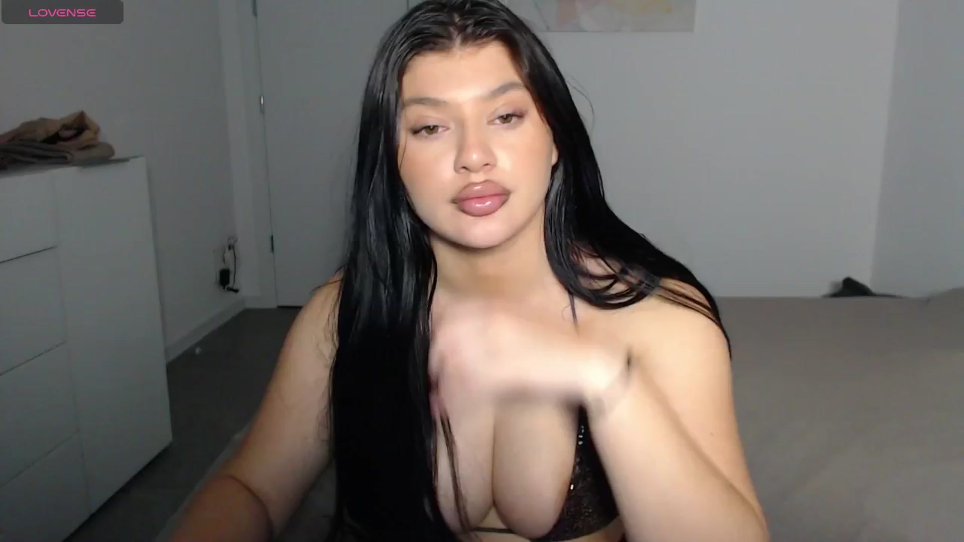 Gallery image thumbnail from Julia____'s myfreecams stream on, 12/23/2024, 04:21 image 4 of 20