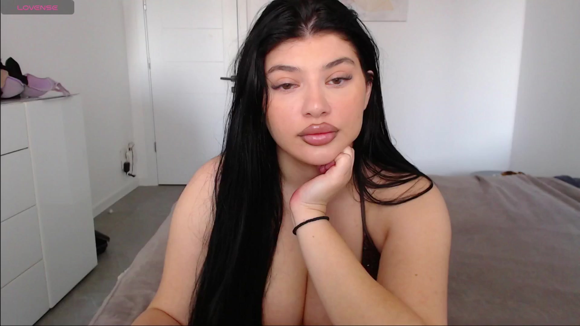 Gallery image thumbnail from Julia____'s myfreecams stream on, 04/28/2025, 05:43 image 14 of 20