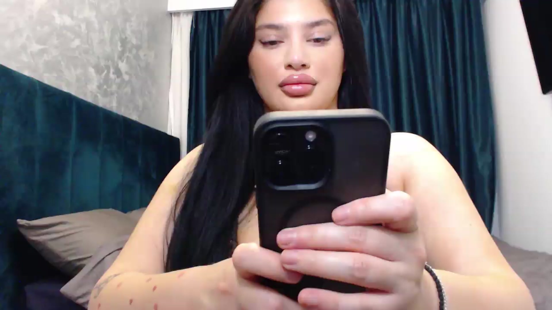 Gallery image thumbnail from Julia____'s myfreecams stream on, 06/24/2026, 22:42 image 9 of 20