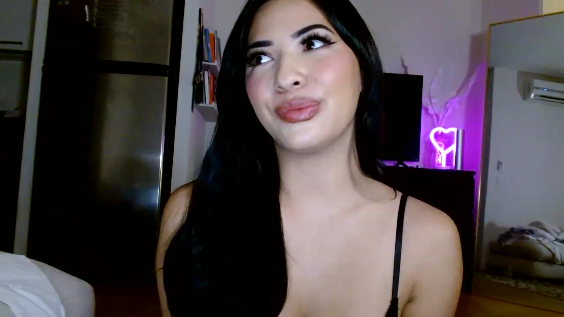 Gallery image thumbnail from Juliana's myfreecams stream on, 03/16/2023, 04:45 image 7 of 20