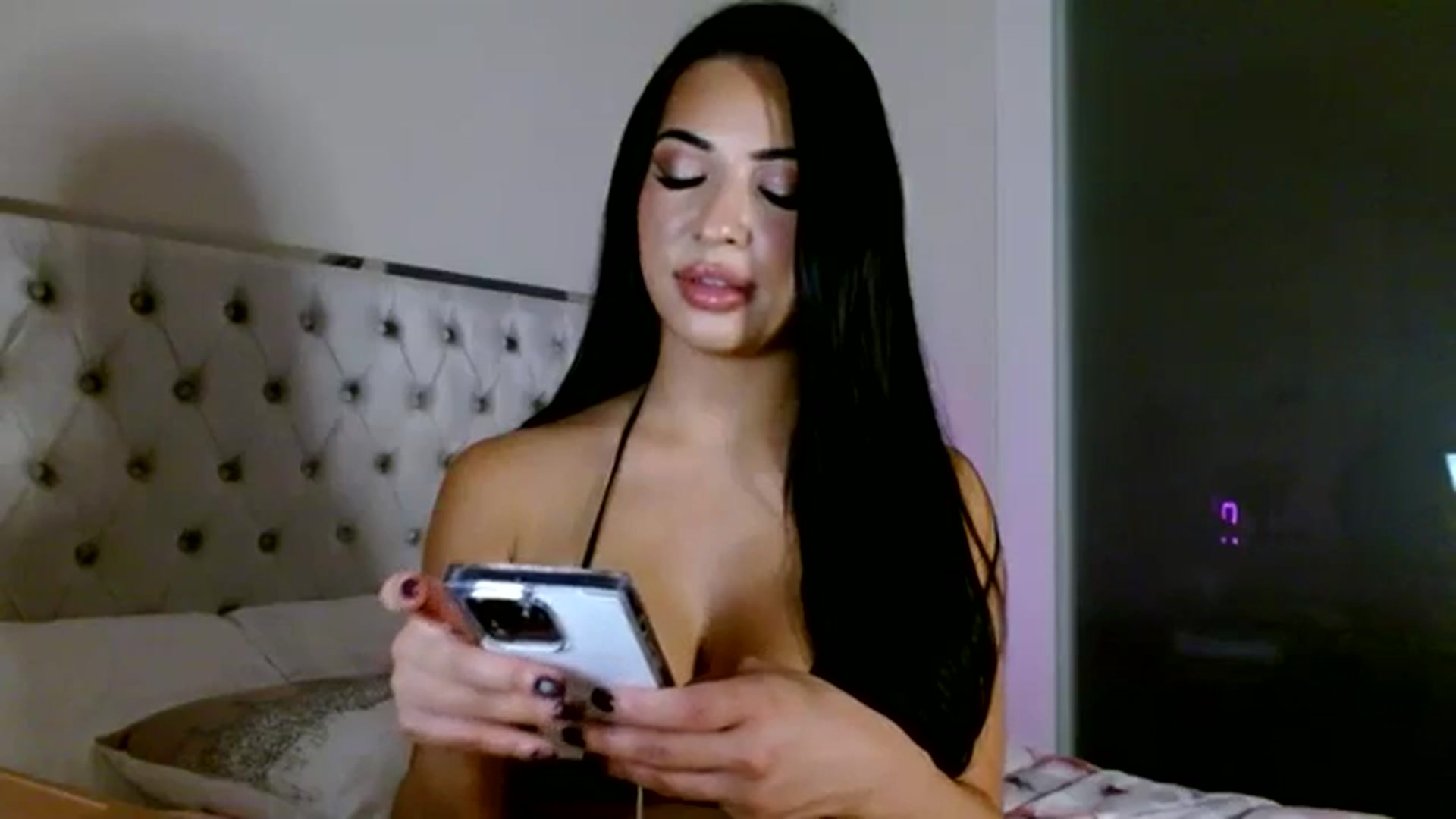 Gallery image thumbnail from Juliana's myfreecams stream on, 10/18/2023, 04:44 image 6 of 20