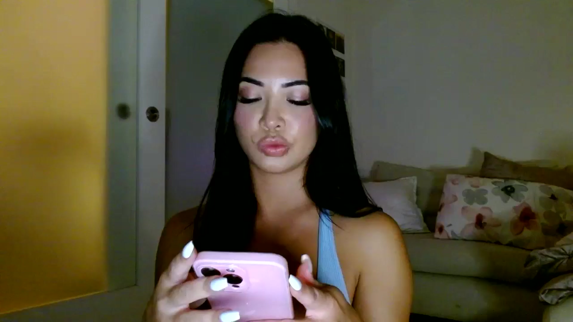 Gallery image thumbnail from Juliana's myfreecams stream on, 05/17/2024, 06:16 image 10 of 20