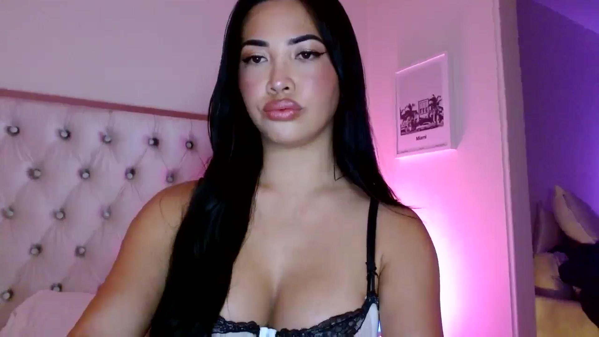 Gallery image thumbnail from Juliana's myfreecams stream on, 03/05/2025, 04:58 image 2 of 20
