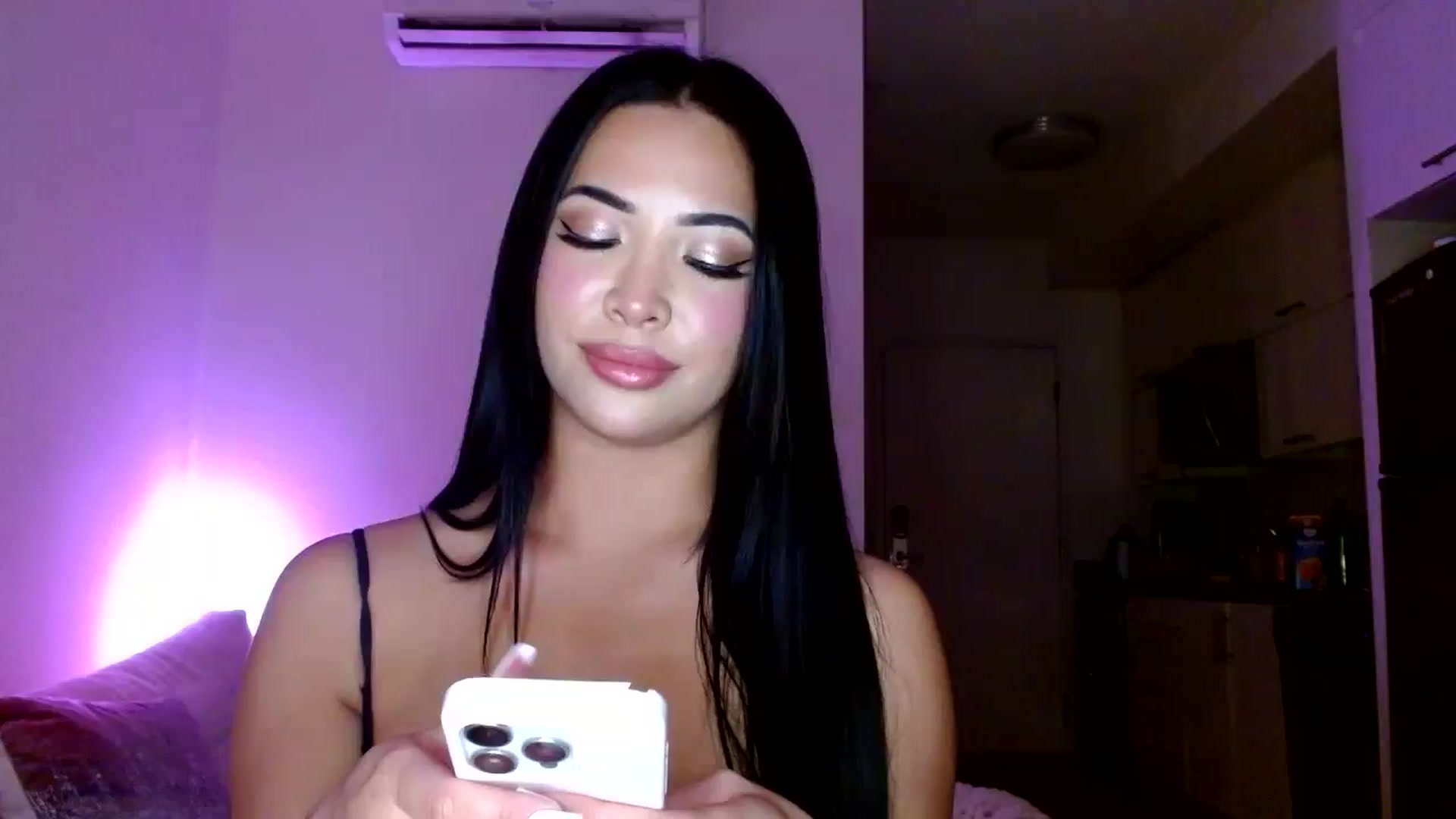 Gallery image thumbnail from Juliana's myfreecams stream on, 03/06/2025, 04:46 image 1 of 20