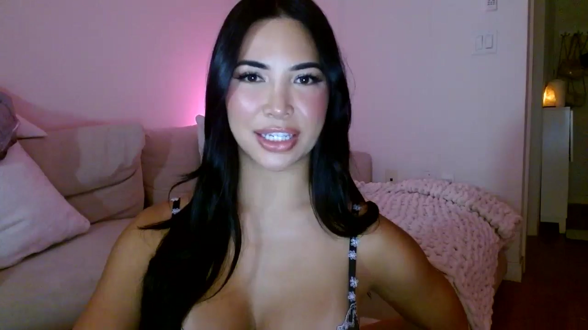 Gallery image thumbnail from Juliana's myfreecams stream on, 06/17/2025, 04:20 image 17 of 20