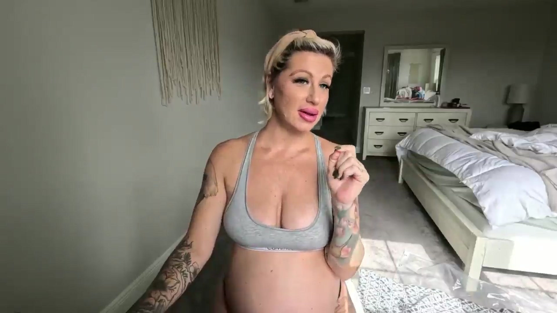 Gallery image thumbnail from JulieTheMylf's myfreecams stream on, 12/06/2024, 17:19 image 13 of 20