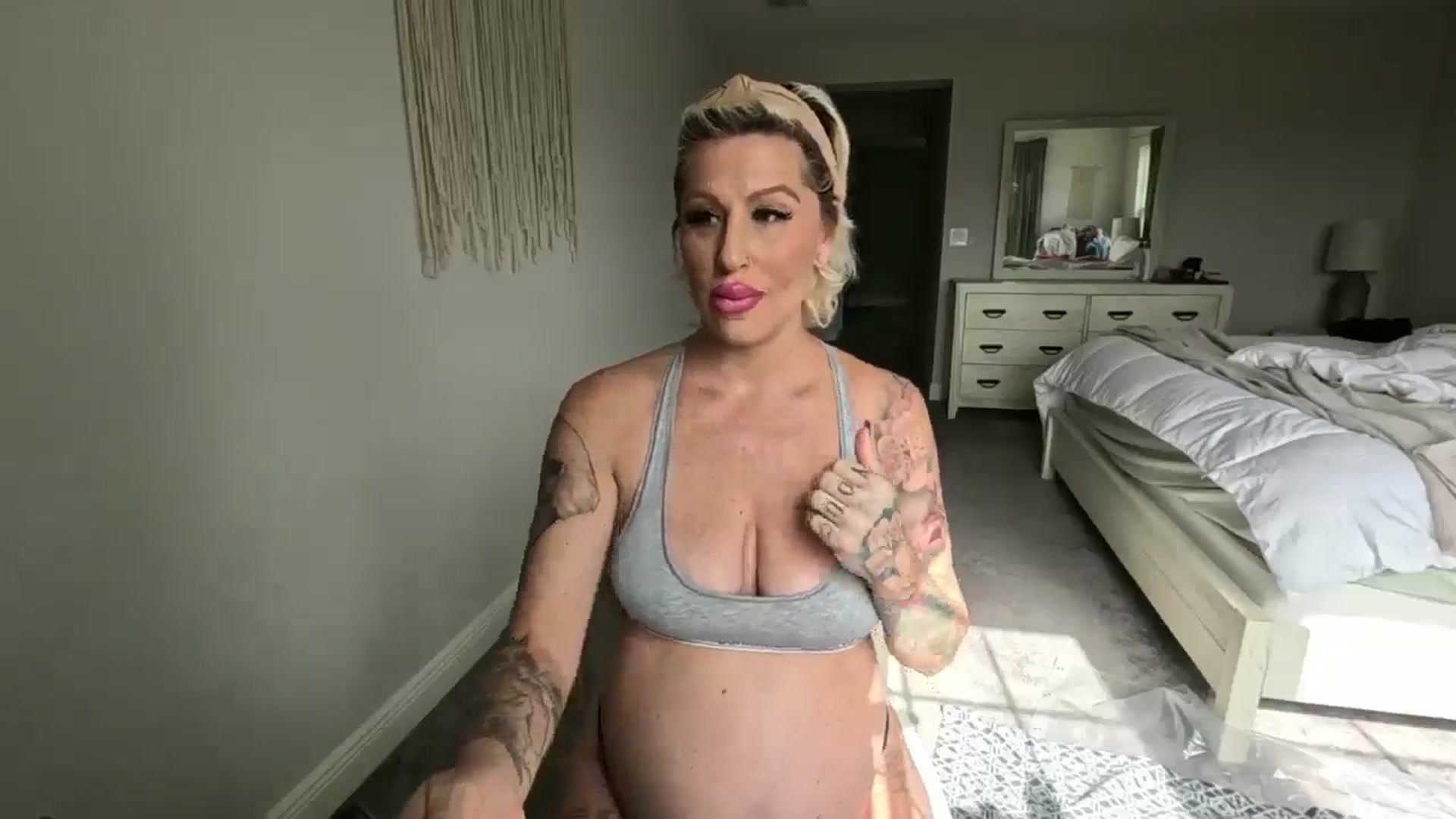 Gallery image thumbnail from JulieTheMylf's myfreecams stream on, 12/06/2024, 17:19 image 4 of 20