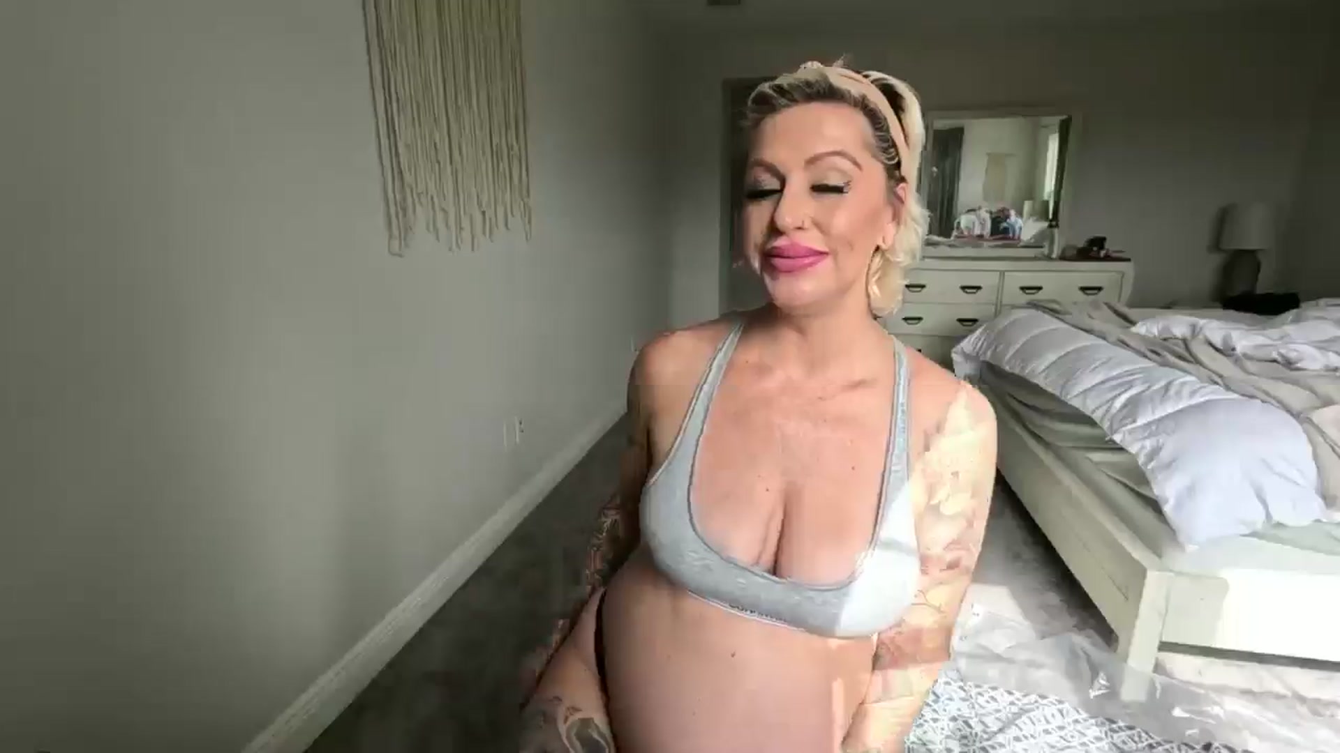 Gallery image thumbnail from JulieTheMylf's myfreecams stream on, 12/06/2024, 17:19 image 11 of 20