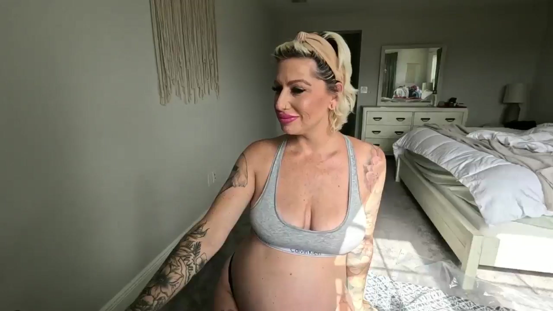 Gallery image thumbnail from JulieTheMylf's myfreecams stream on, 12/06/2024, 17:19 image 6 of 20
