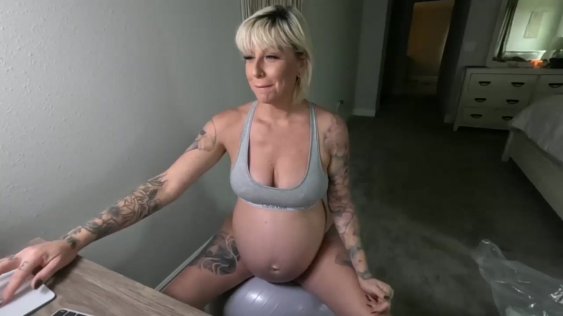 Gallery image thumbnail from JulieTheMylf's myfreecams stream on, 12/11/2024, 17:28 image 16 of 20