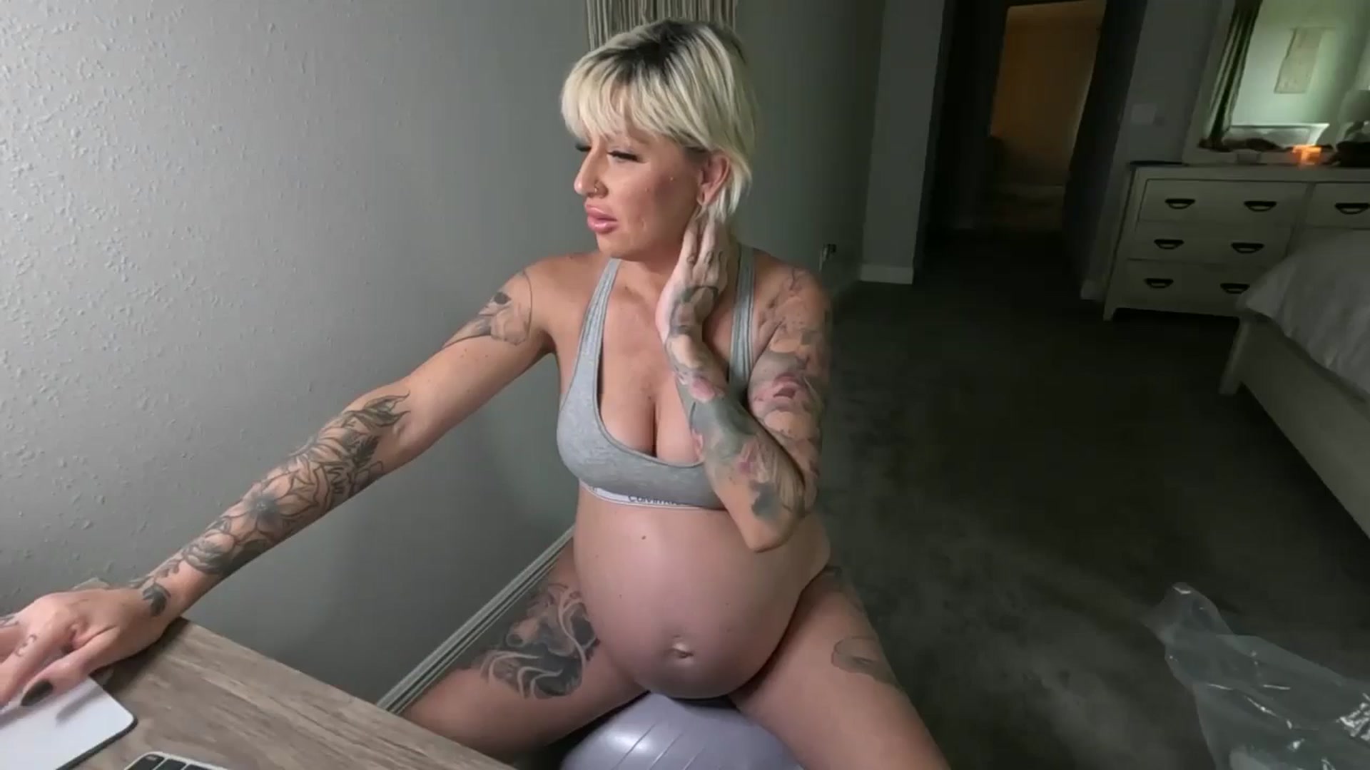 Gallery image thumbnail from JulieTheMylf's myfreecams stream on, 12/11/2024, 17:28 image 12 of 20