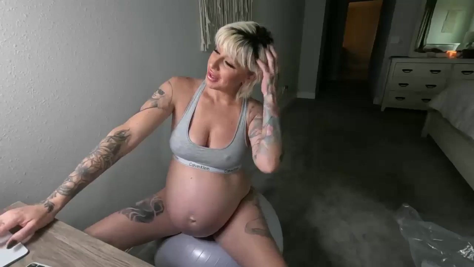 Gallery image thumbnail from JulieTheMylf's myfreecams stream on, 12/11/2024, 17:28 image 9 of 20