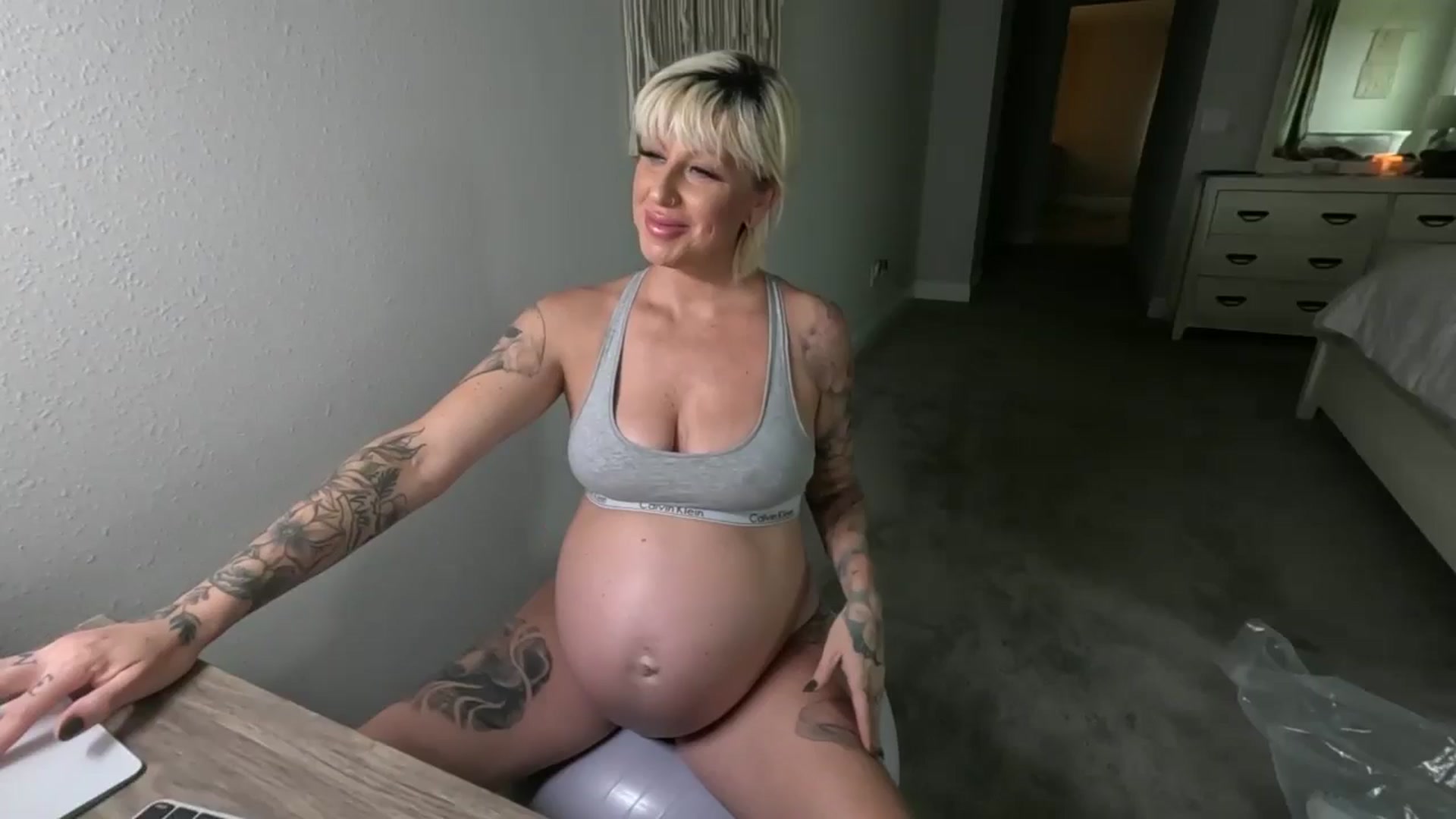 Gallery image thumbnail from JulieTheMylf's myfreecams stream on, 12/11/2024, 17:28 image 13 of 20