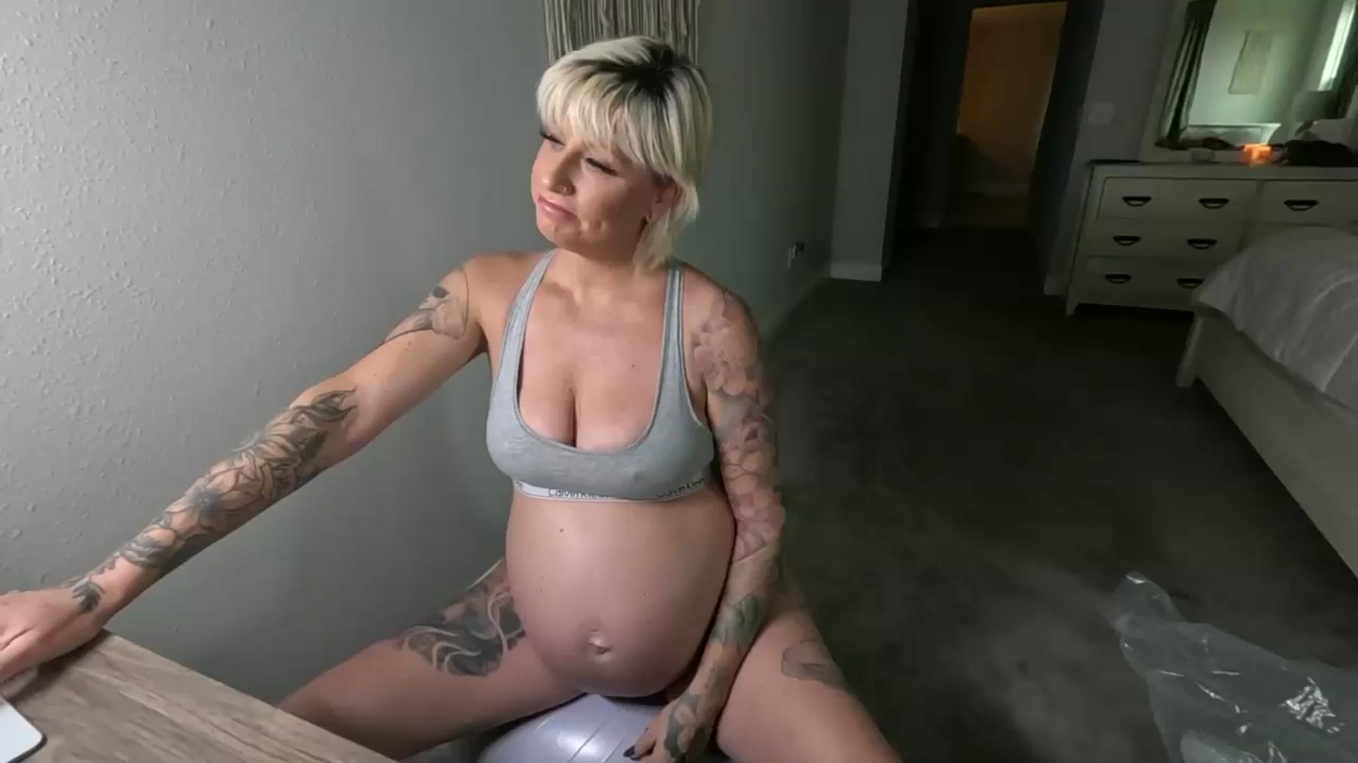 Gallery image thumbnail from JulieTheMylf's myfreecams stream on, 12/11/2024, 17:28 image 10 of 20